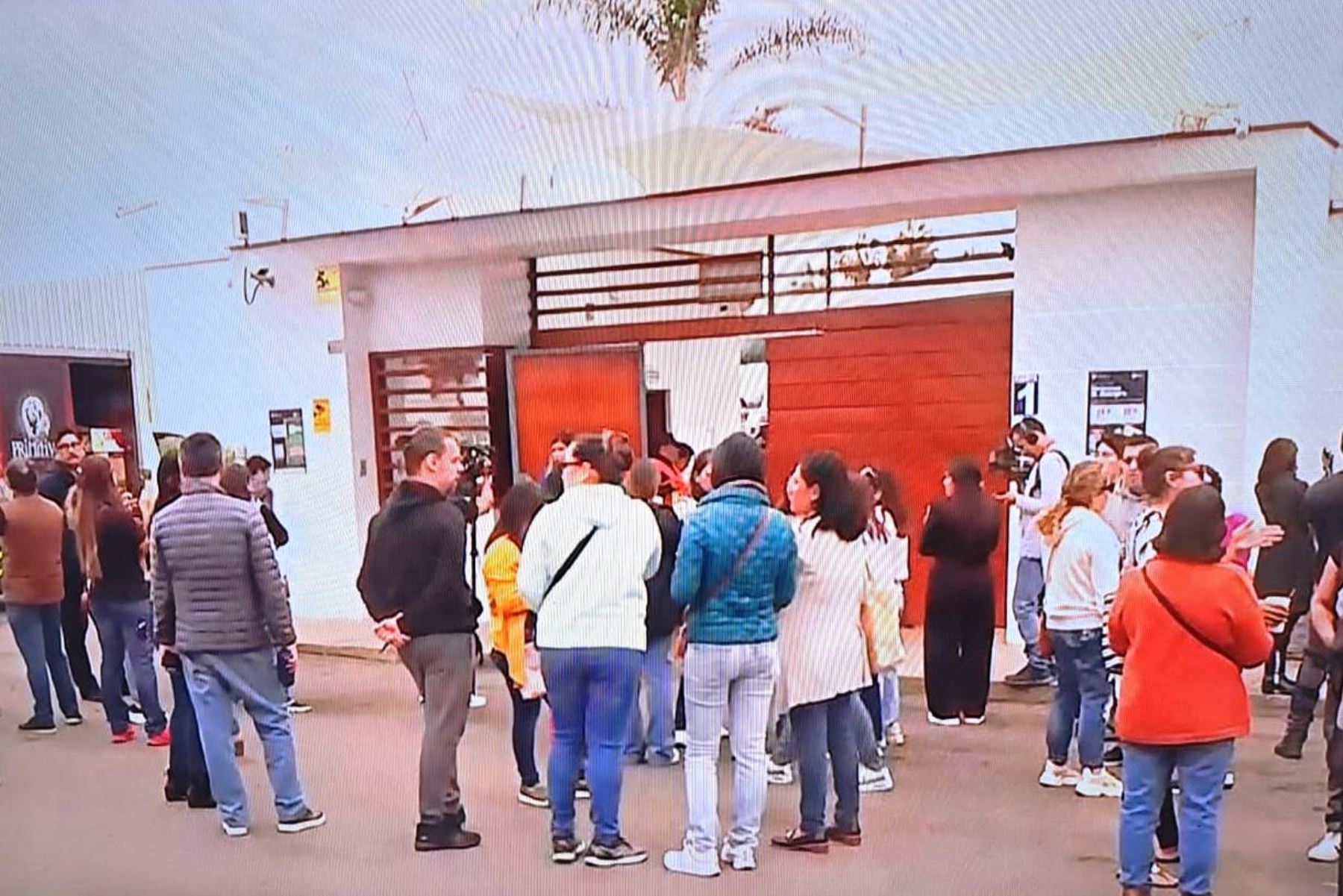 Mimp exige sanción por manipular imágenes de escolares para venderlas. Padres de familia protestan frente a colegio Saint George`s de Chorrillos. Foto: TV captura.