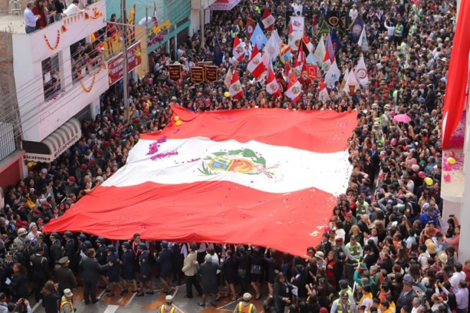 La mayoría de ciudadanos, desde sus balcones, arrojaban pétalos de rosas mientras gritaban voz en cuello:  ¡Viva Tacna! ¡Viva el Perú! ¡Viva la Patria!.
