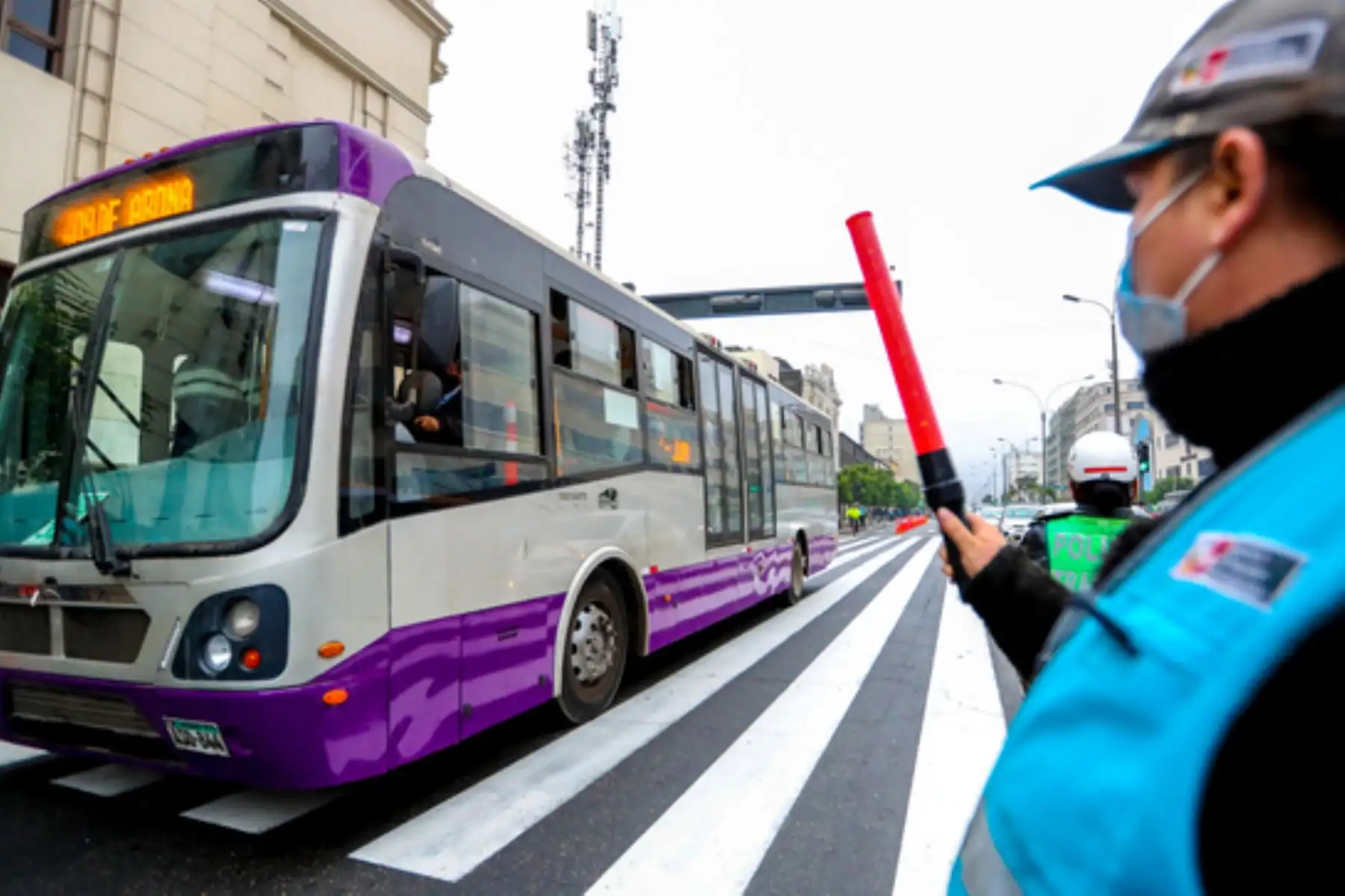 ¿Viajas en el corredor Morado? Utiliza las tarjetas de Lima Pass y del Metropolitano para obtener beneficios. Foto: Andina