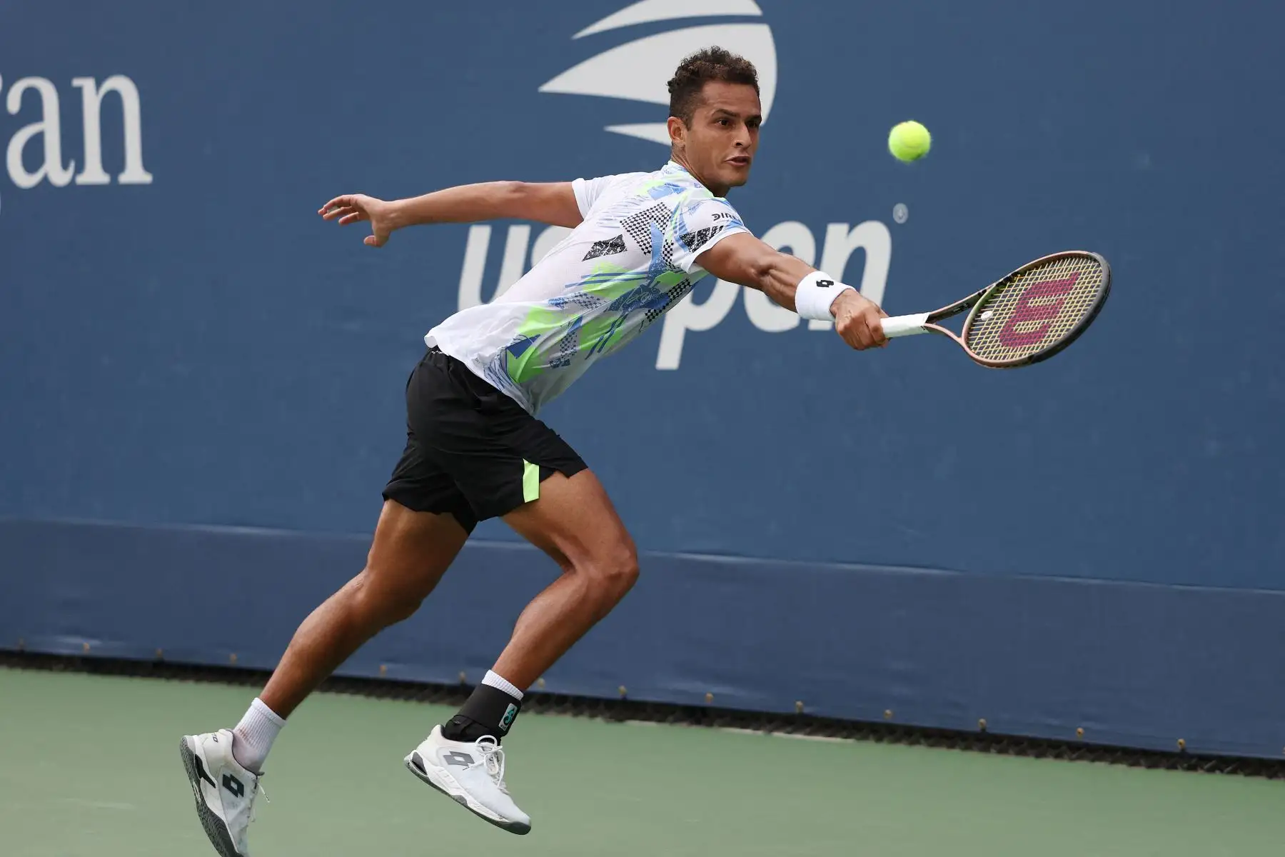 Juan Pablo Varillas de Perú devuelve un tiro contra Miomir Kecmanovic de Serbia durante su partido de primera ronda de individuales masculinos el primer día del Abierto de Estados Unidos de 2023 en el Centro Nacional de Tenis Billie Jean King de la USTA el 28 de agosto de 2023 en el barrio de Flushing del distrito de Queens de Nueva York
Foto: AFP