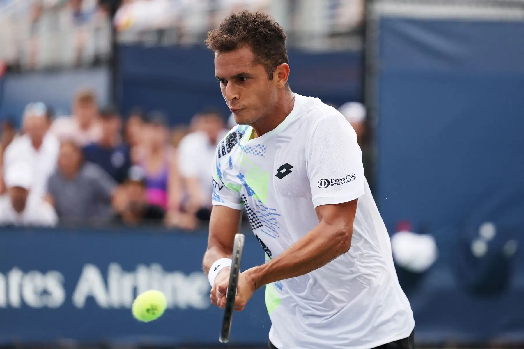 Juan Pablo Varillas de Perú devuelve un tiro contra Miomir Kecmanovic de Serbia durante su partido de primera ronda de individuales masculinos el primer día del Abierto de EE. UU. 2023 en el Centro Nacional de Tenis Billie Jean King de la USTA el 28 de agosto de 2023 en el barrio de Flushing del distrito de Queens de la ciudad de Nueva York.
Foto: AFP