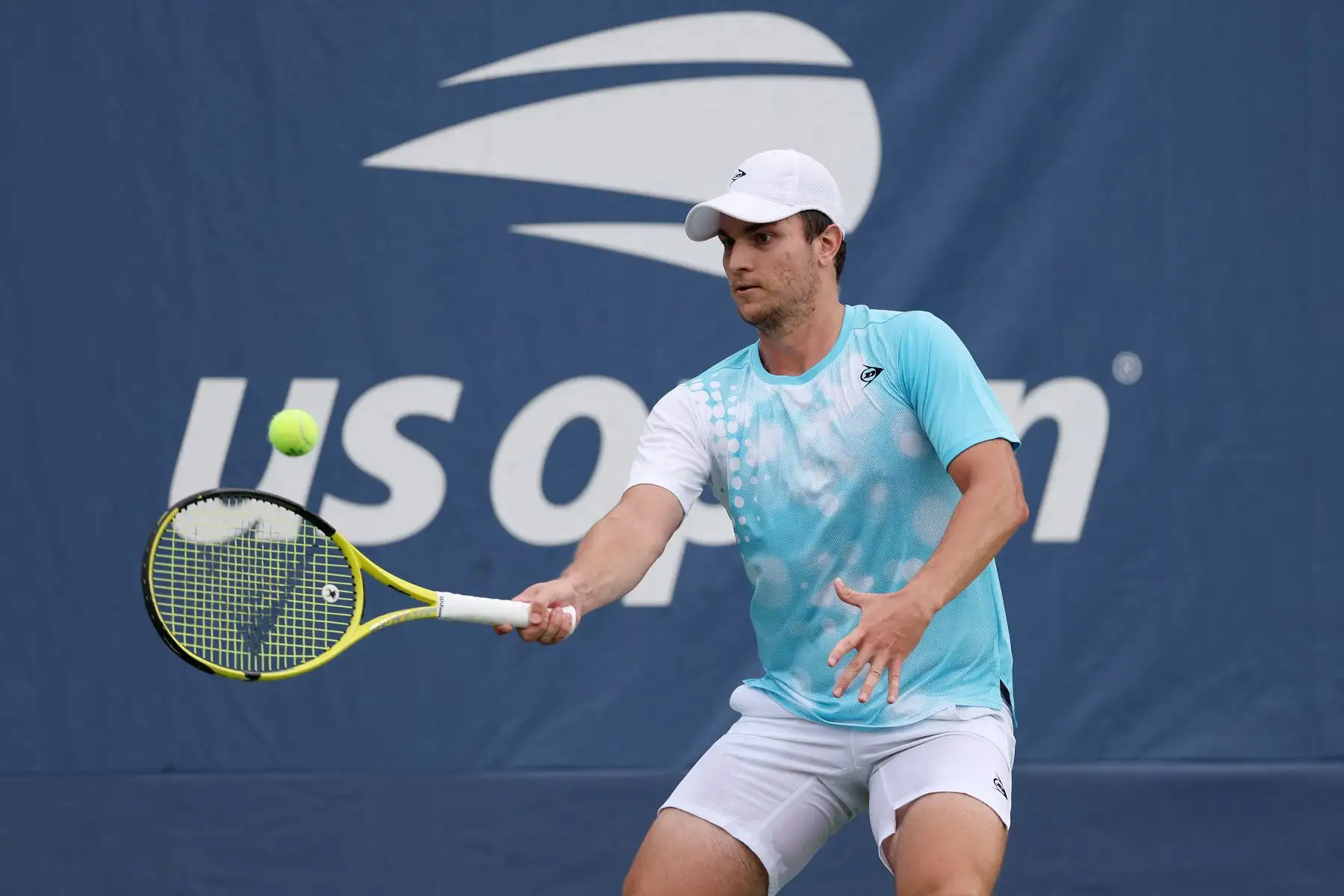 Miomir Kecmanovic de Serbia devuelve un tiro contra Juan Pablo Varillas de Perú durante su partido de primera ronda de individuales masculinos el primer día del Abierto de Estados Unidos de 2023 en el Centro Nacional de Tenis Billie Jean King de la USTA el 28 de agosto de 2023 en el barrio de Flushing del distrito de Queens de la ciudad de Nueva York.
Foto: AFP