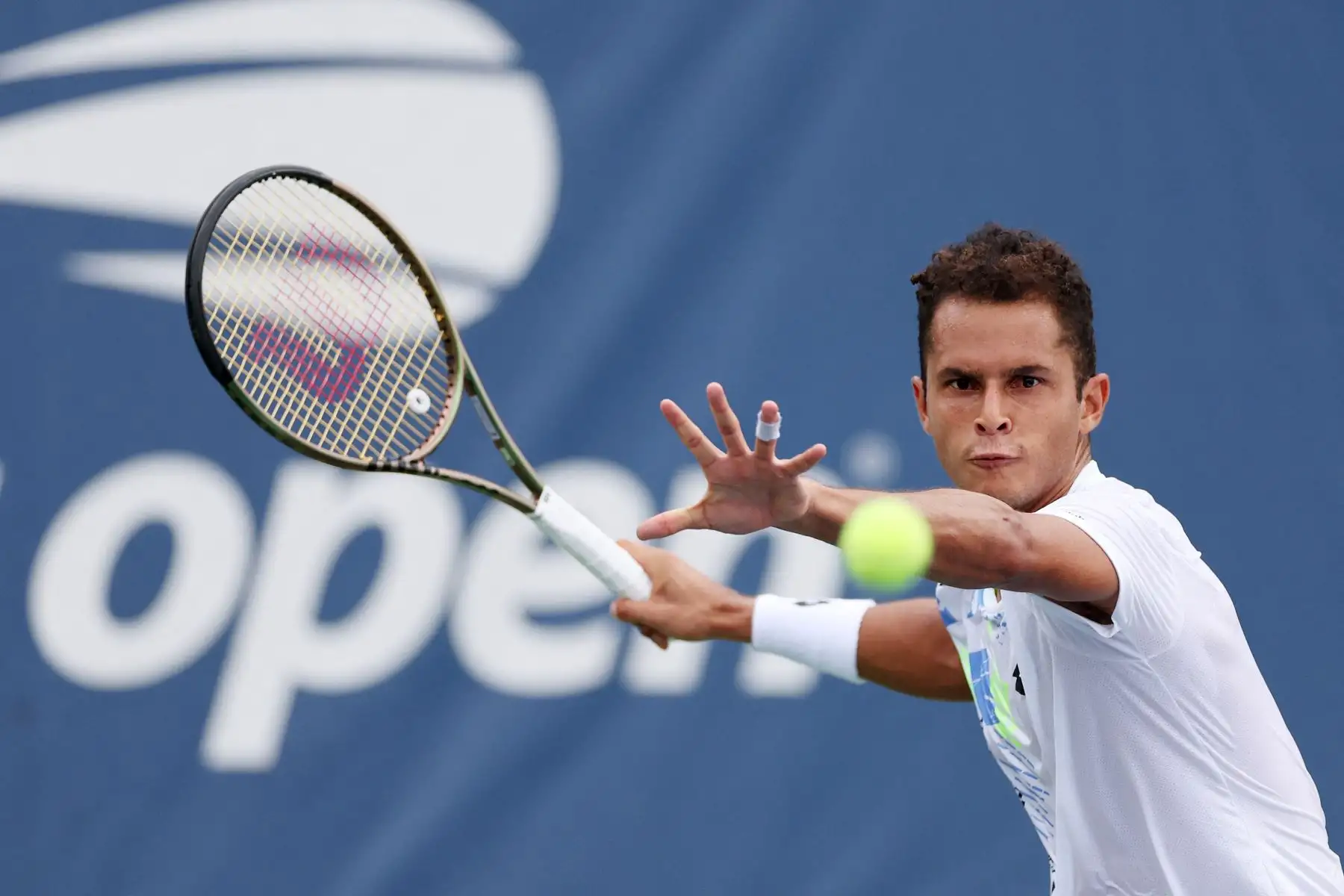 Juan Pablo Varillas de Perú contra Miomir Kecmanovic de Serbia durante su partido de primera ronda de individuales masculinos el primer día del Abierto de Estados Unidos de 2023 en el Centro Nacional de Tenis Billie Jean King de la USTA el 28 de agosto de 2023 en el Barrio de Flushing del distrito de Queens de la ciudad de Nueva York. 
Foto: AFP