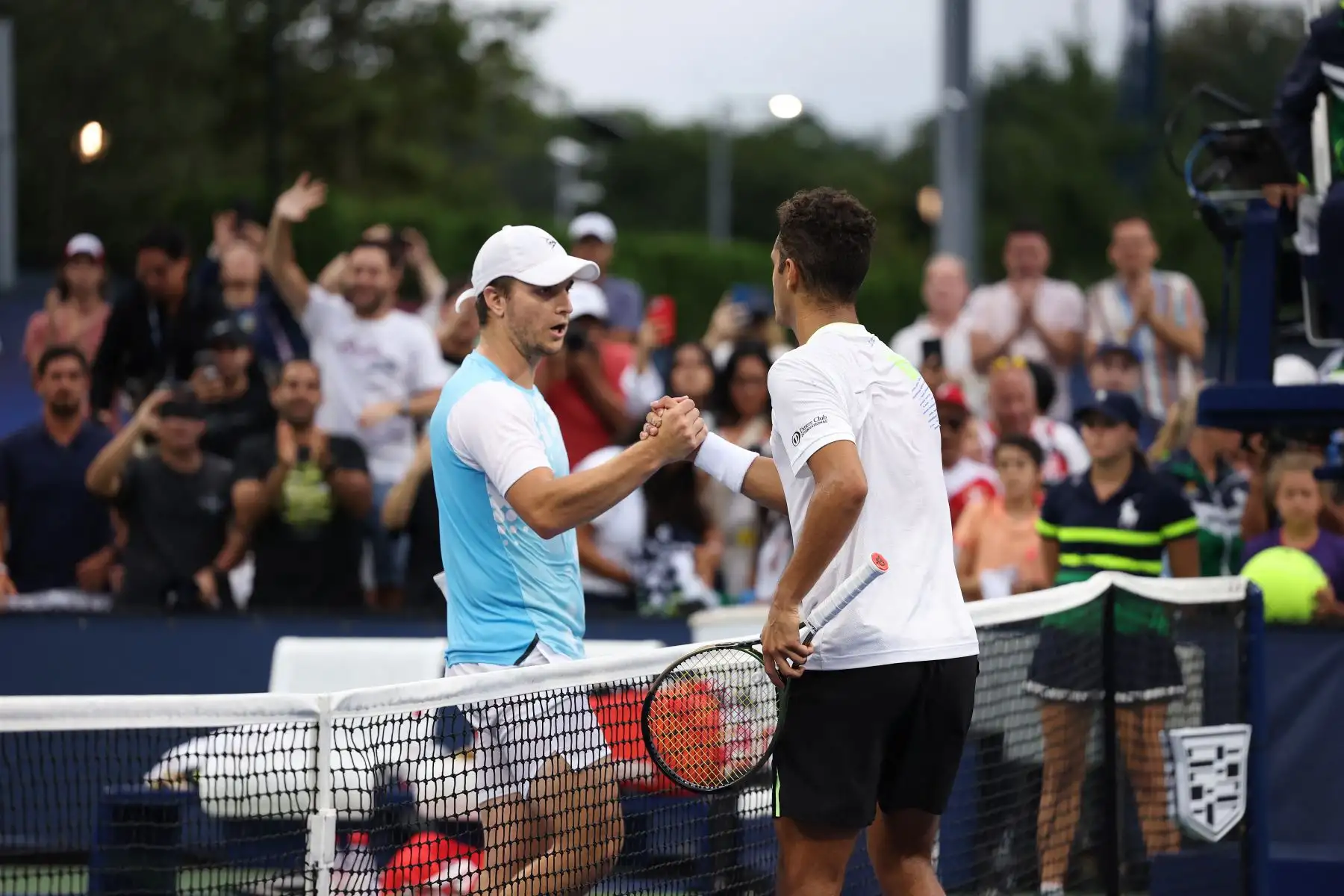 Juan Pablo Varillas (R) de Perú le da la mano a Miomir Kecmanovic de Serbia después de derrotarlo durante su partido de Primera Ronda de individuales masculinos el primer día del Abierto de EE. UU. 2023 en el Centro Nacional de Tenis Billie Jean King de la USTA el 28 de agosto de 2023 en Flushing. barrio del distrito de Queens de la ciudad de Nueva York.

Foto:AFP