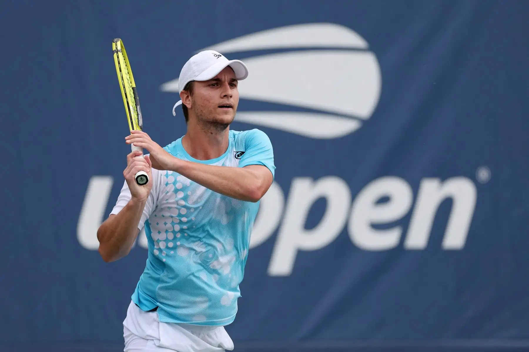 Miomir Kecmanovic de Serbia devuelve un tiro contra Juan Pablo Varillas de Perú durante su partido de primera ronda de individuales masculinos el primer día del Abierto de Estados Unidos de 2023 en el Centro Nacional de Tenis Billie Jean King de la USTA el 28 de agosto de 2023 en el barrio de Flushing del distrito de Queens de la ciudad de Nueva York.

Foto: AFP
