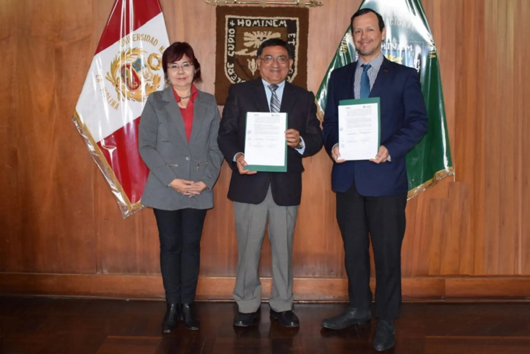 Ceplan y la Universidad Nacional Agraria La Molina (Unalm) firman convenio para impulsar el desarrollo sostenible. En la foto: la vicerrectora de investigación, Patricia Gil Kodaka; el rector de la Unalm, Américo Guevara; y el titular de Ceplan, Giofanni Peirano. Foto: cortesía.