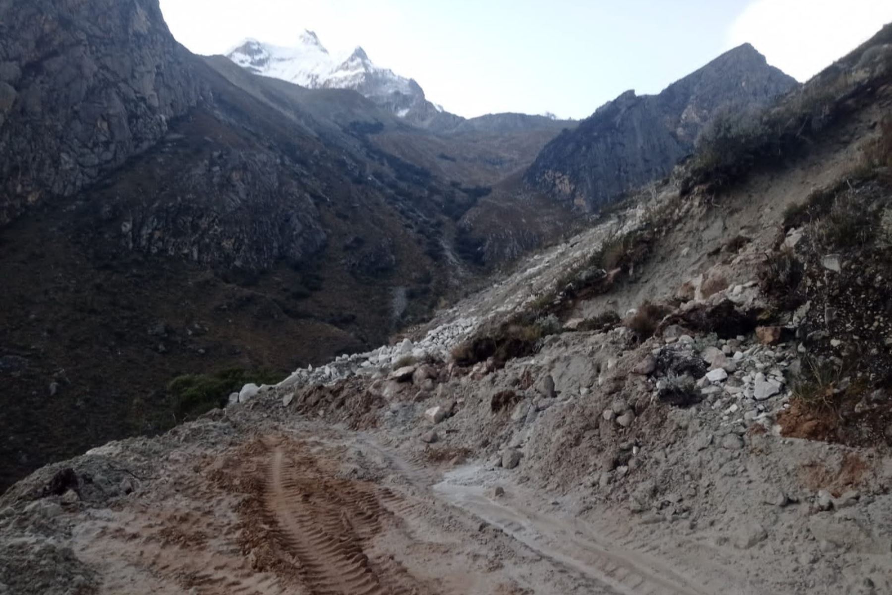 El COER Áncash reportó el deslizamiento de flujos de masas de lodo, rocas y agua sobre 20 metros de la vía vecinal Caraz-Parón. Foto: ANDINA/Difusión