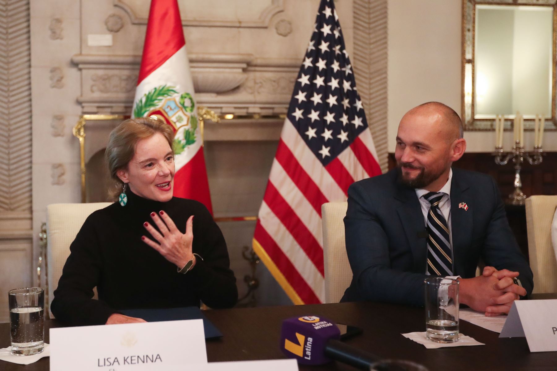La embajadora de los Estados Unidos en el Perú, Lisa Kenna, y Patrick Neely, de la sección consular, brindaron a la prensa local información sobre solicitudes y renovación de visas para peruanos. Foto: ANDINA/Ricardo Cuba