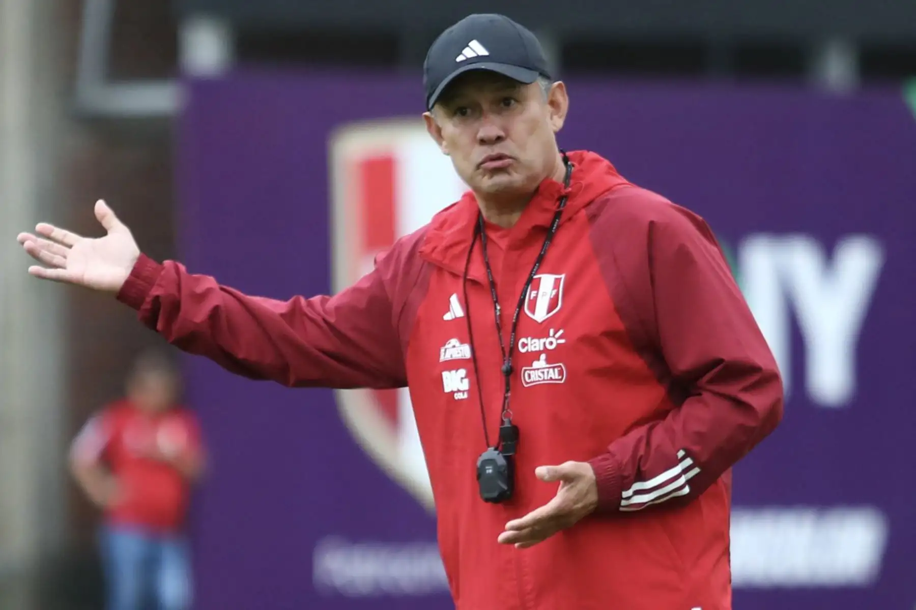 Jorge Fossati y Juan Reynoso fueron entrenadores de la Selección Peruana de Fútbol durante las Eliminatorias al Mundial 2026, y este domingo 14 de setiembre de 2025 por la tarde se enfrentarán en un partido de la Liga 1 que se jugará en el Estadio Monumental de la UNSA en Arequipa, dirigiendo a sus respectivos equipos, Fossati a Universitario y Reynoso al Melgar. Foto: Difusión