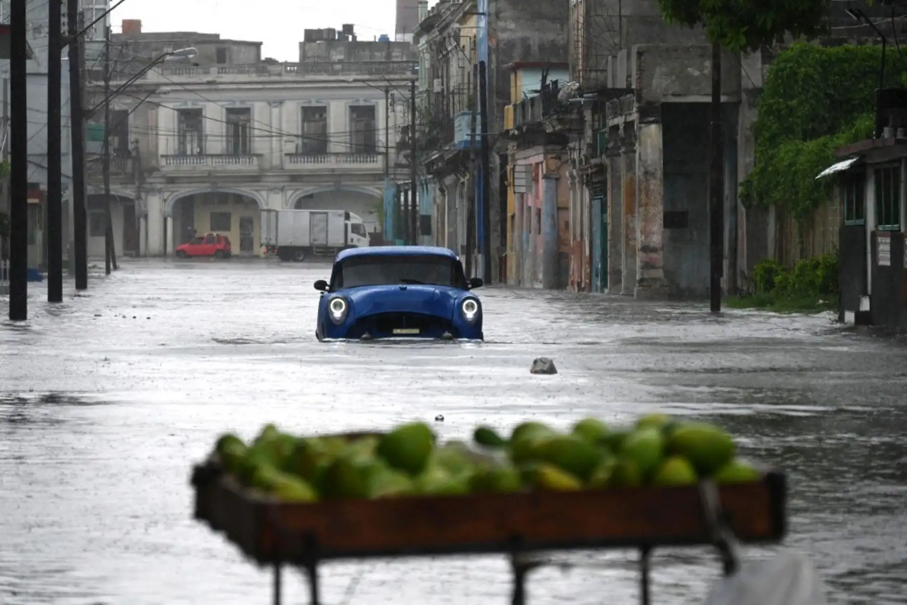 Un vehículo transita por una calle inundada en La Habana, durante el paso de la tormenta tropical Idalia. La tormenta tropical Idalia se fortaleció hasta convertirse en huracán este martes y los meteorólogos pronostican que se volverá "extremadamente peligrosa" antes de tocar tierra el miércoles en Florida, Estados Unidos. Foto: AFP