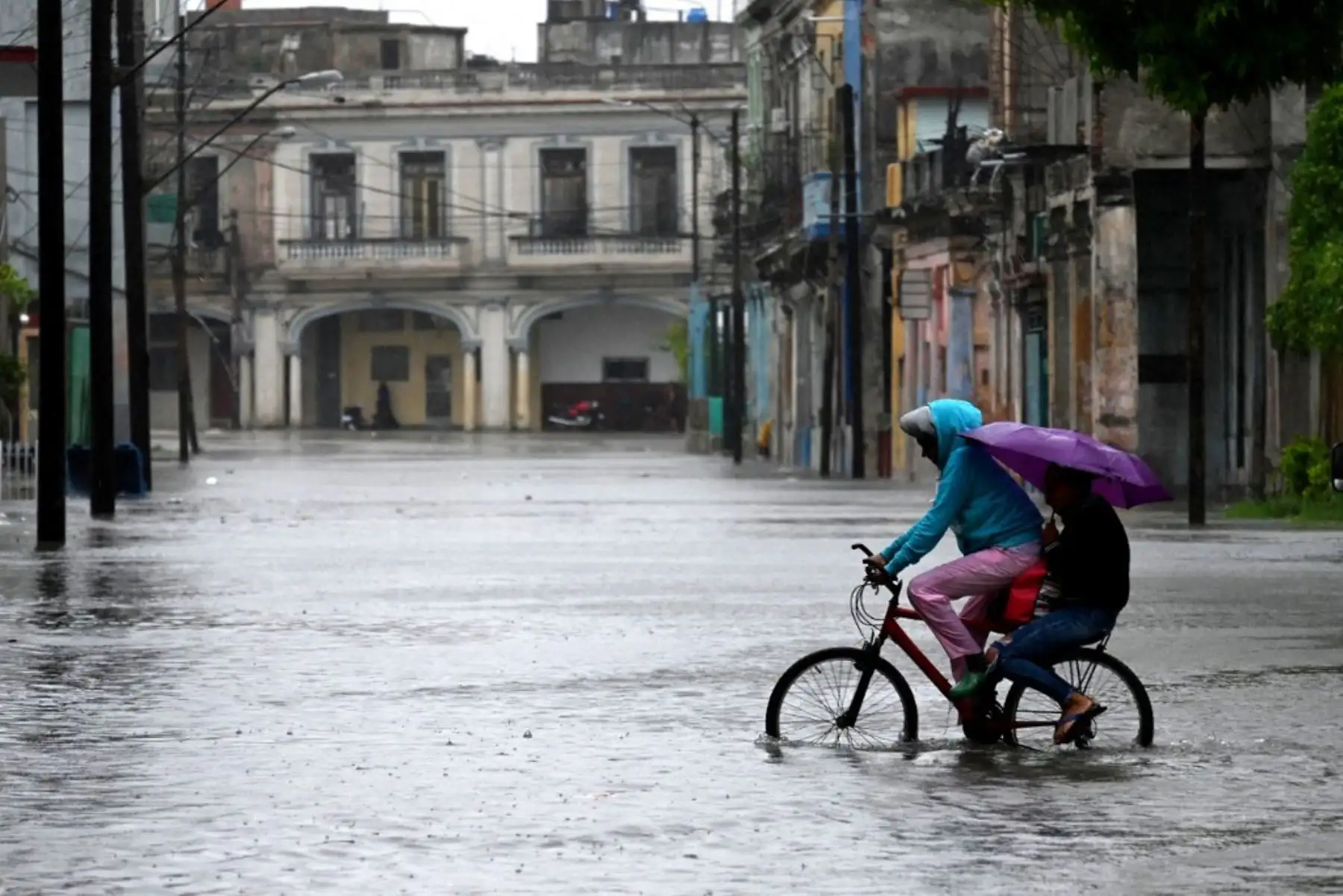 Calle inundada en La Habana, durante el paso de la tormenta tropical Idalia. La tormenta tropical Idalia se fortaleció hasta convertirse en huracán este martes y los meteorólogos pronostican que se volverá "extremadamente peligrosa" antes de tocar tierra el miércoles en Florida, Estados Unidos. Foto: AFP