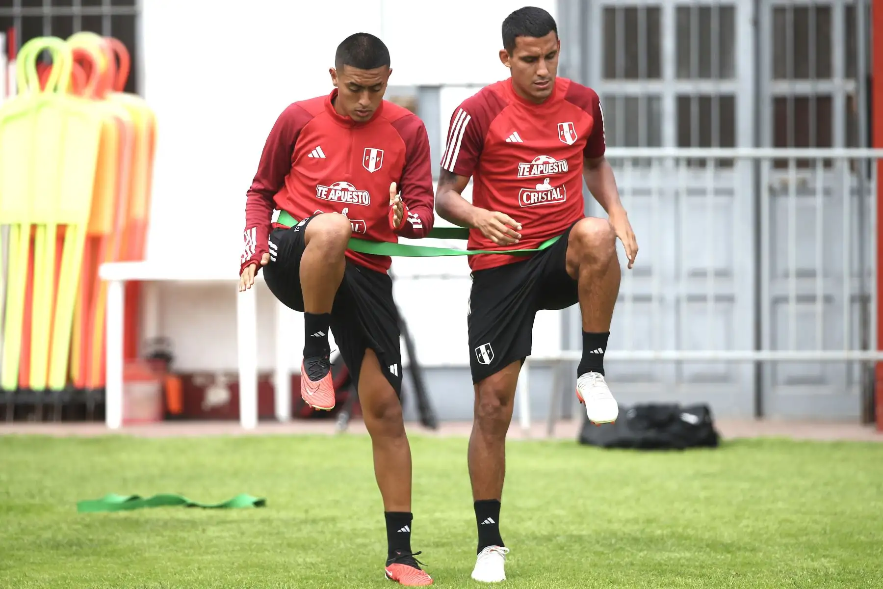 La selección peruana cumplió  su segundo día de entrenamientos a cargo del entrenador Juan Reynoso de cara a la fecha doble de las Eliminatorias rumbo al Mundial Estados Unidos, México y Canadá 2026, donde enfrentarán a Paraguay y Brasil, el 7 y 12 de setiembre en Ciudad del Este y Lima. En la imagen, el jugador Alex Valera.
Foto: FPF