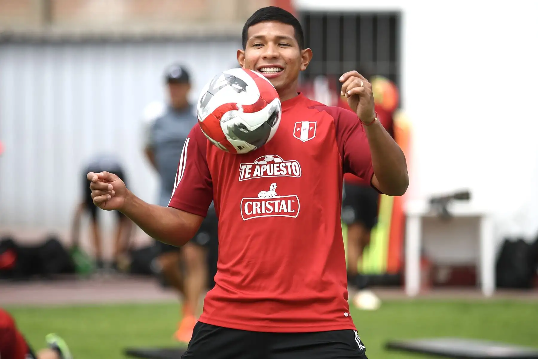 La selección peruana cumplió  su segundo día de entrenamientos a cargo del entrenador Juan Reynoso de cara a la fecha doble de las Eliminatorias rumbo al Mundial Estados Unidos, México y Canadá 2026, donde enfrentarán a Paraguay y Brasil, el 7 y 12 de setiembre en Ciudad del Este y Lima. En la imagen, el jugador Edison Flores.
Foto: FPF