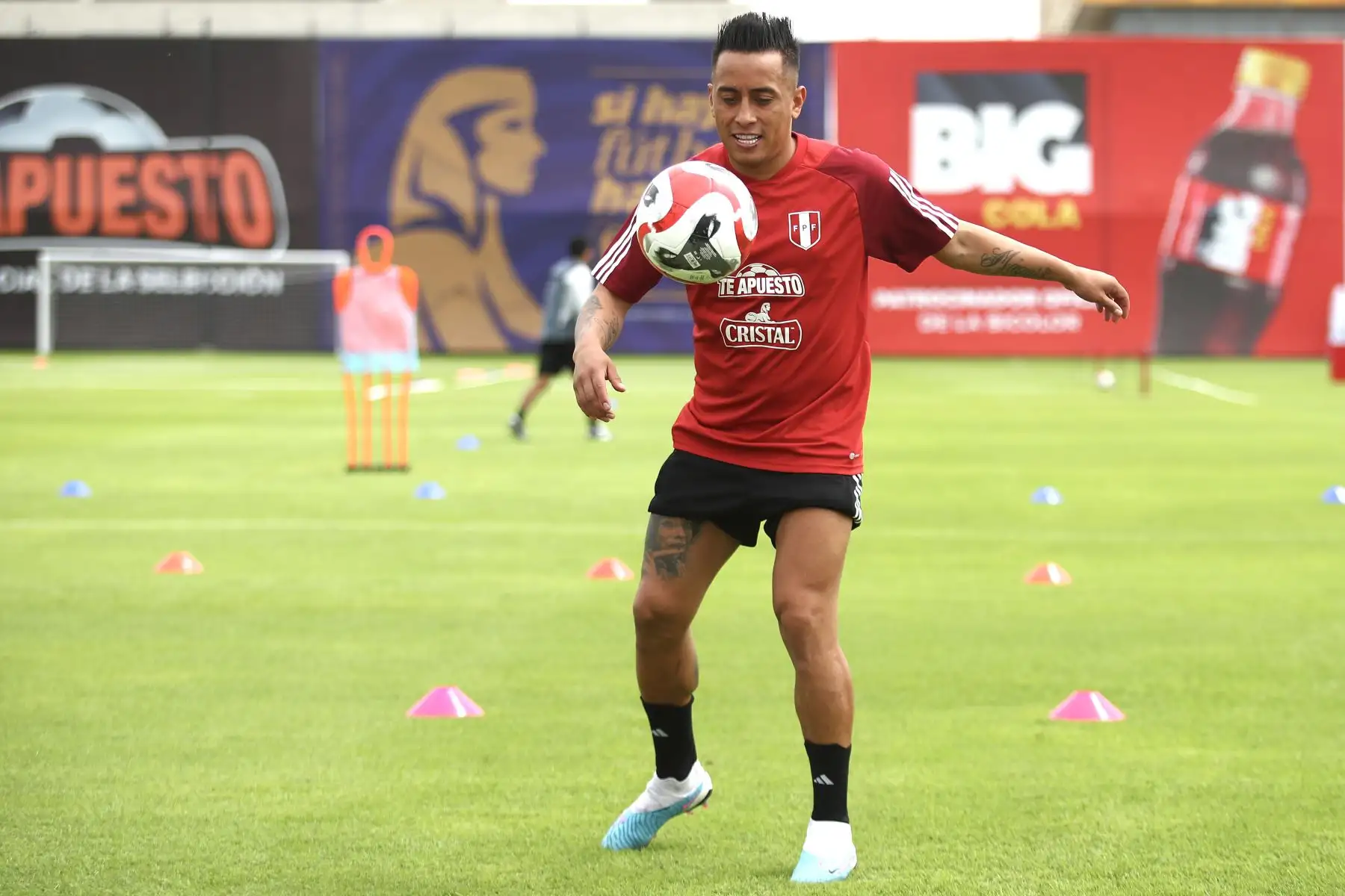 La segunda practica del conjunto nacional se realizó está mañana en la Villa Deportiva Nacional (Videna), donde acudieron los 28 jugadores de la Liga 1.En la imagen, el jugador Cristian Cueva.
Foto: FPF