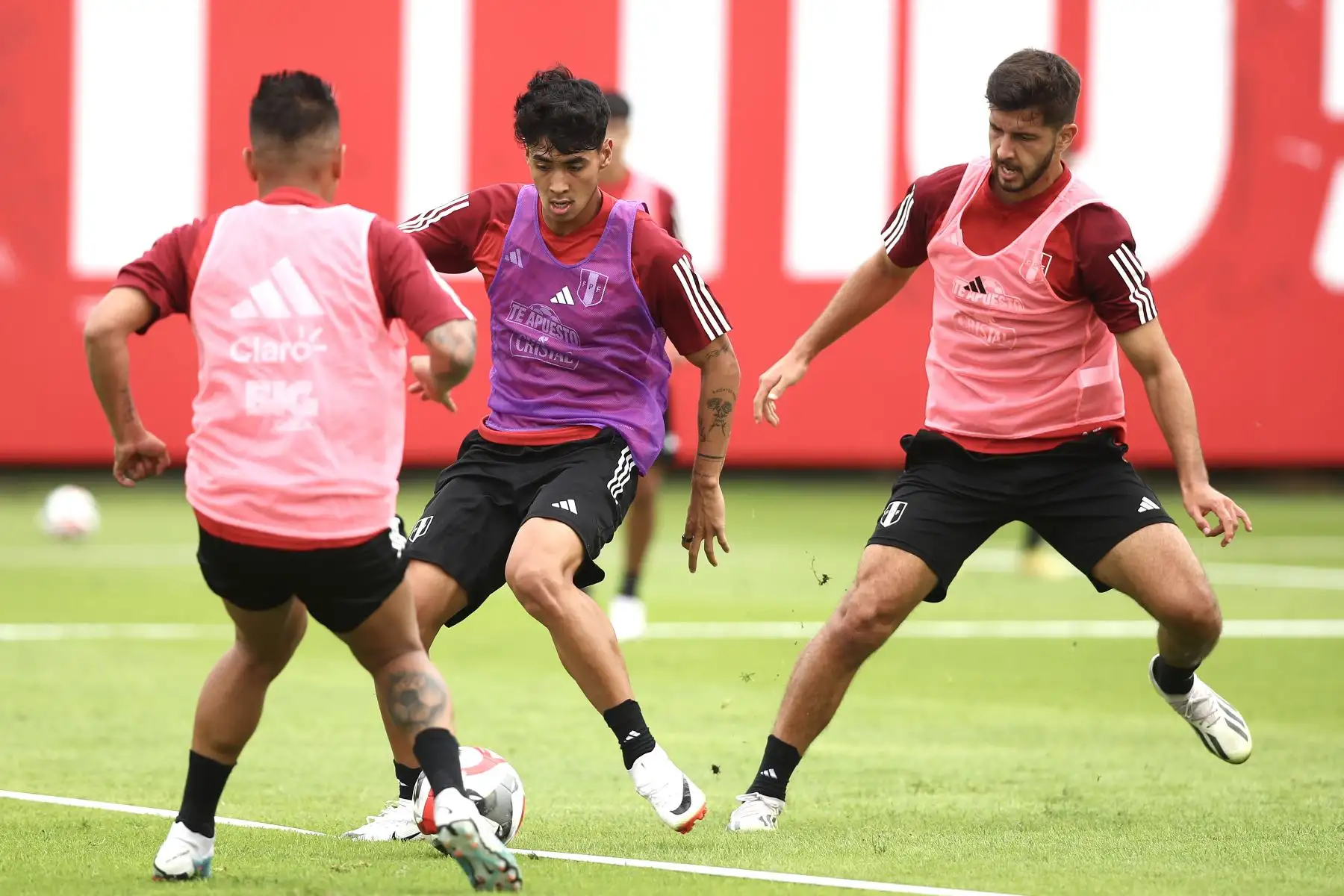 La segunda practica del conjunto nacional se realizó está mañana en la Villa Deportiva Nacional (Videna), donde acudieron los 28 jugadores de la Liga 1. 
Foto: FPF