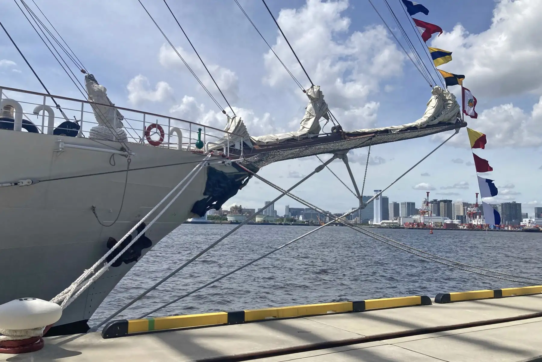 El buque escuela de la armada peruana Unión hace escala en Tokio durante su travesía alrededor del mundo. Se trata del mayor buque de este tipo de Latinoamérica y de una "embajada itinerante" de Perú, cuya visita a Japón coincide con el 150 aniversario del establecimiento de relaciones bilaterales. Foto: EFE