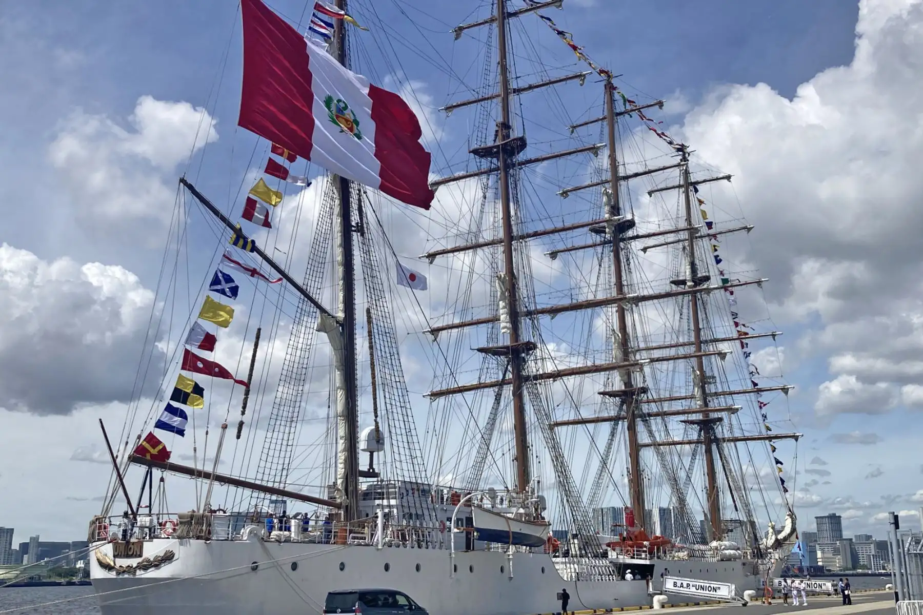 El buque escuela de la armada peruana Unión hace escala en Tokio durante su travesía alrededor del mundo. Se trata del mayor buque de este tipo de Latinoamérica y de una "embajada itinerante" de Perú, cuya visita a Japón coincide con el 150 aniversario del establecimiento de relaciones bilaterales. Foto: EFE