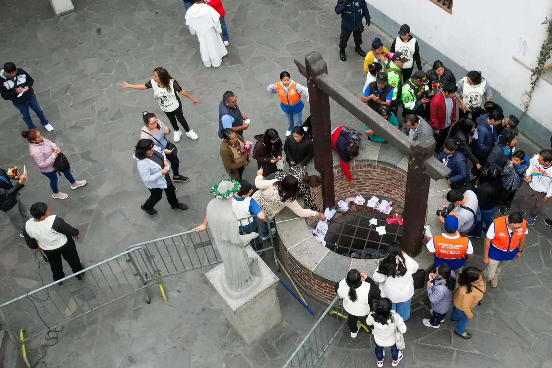 Desde las 06:00 horas de hoy miércoles 30 de agosto,ccientos de fieles comenzaron a ingresar al santuario Santa Rosa de Lima, en el cruce de la avenida Tacna y jirón Conde de Superunda, para depositar sus cartas en el tradicional pozo de los deseos y rendir homenaje a la venerable limeña. Foto: ANDINA/ Daniel Bracamonte
