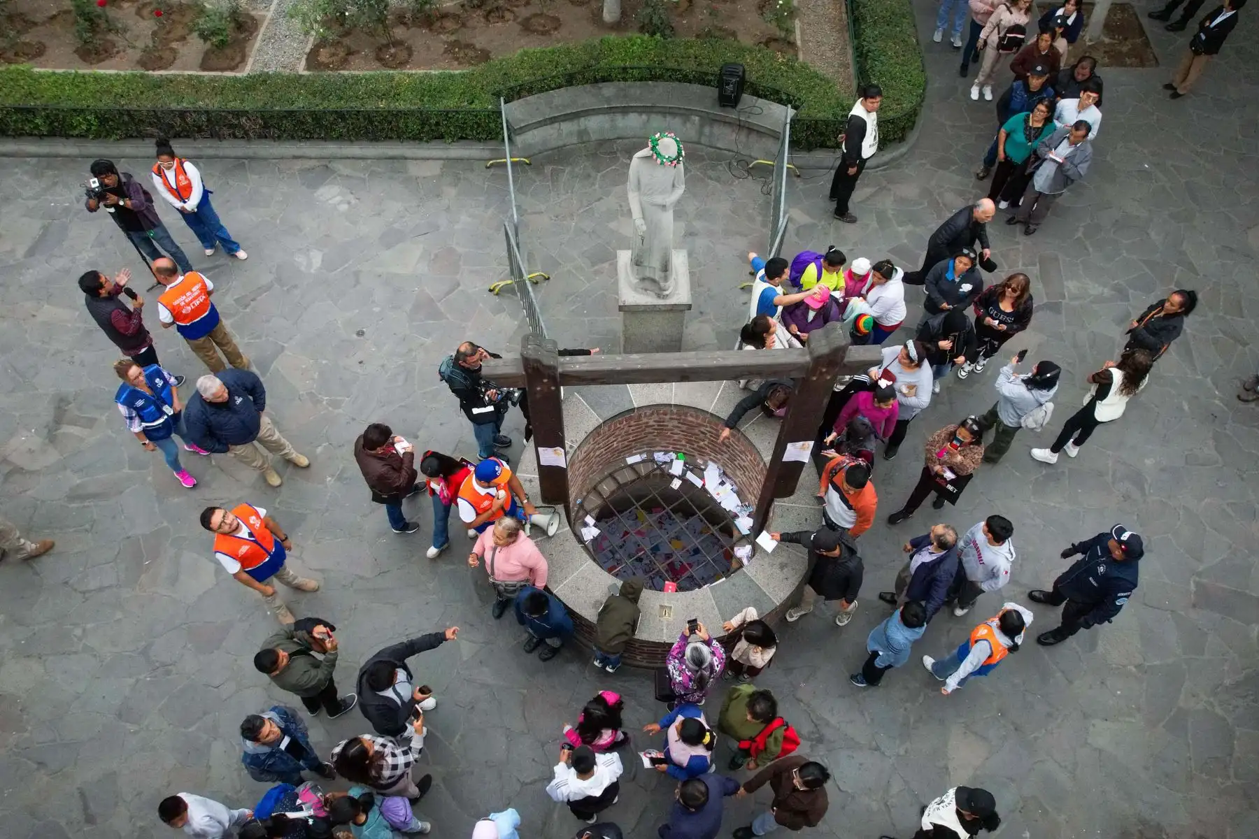 Desde las 06:00 horas de hoy miércoles 30 de agosto,ccientos de fieles comenzaron a ingresar al santuario Santa Rosa de Lima, en el cruce de la avenida Tacna y jirón Conde de Superunda, para depositar sus cartas en el tradicional pozo de los deseos y rendir homenaje a la venerable limeña. Foto: ANDINA/ Daniel Bracamonte