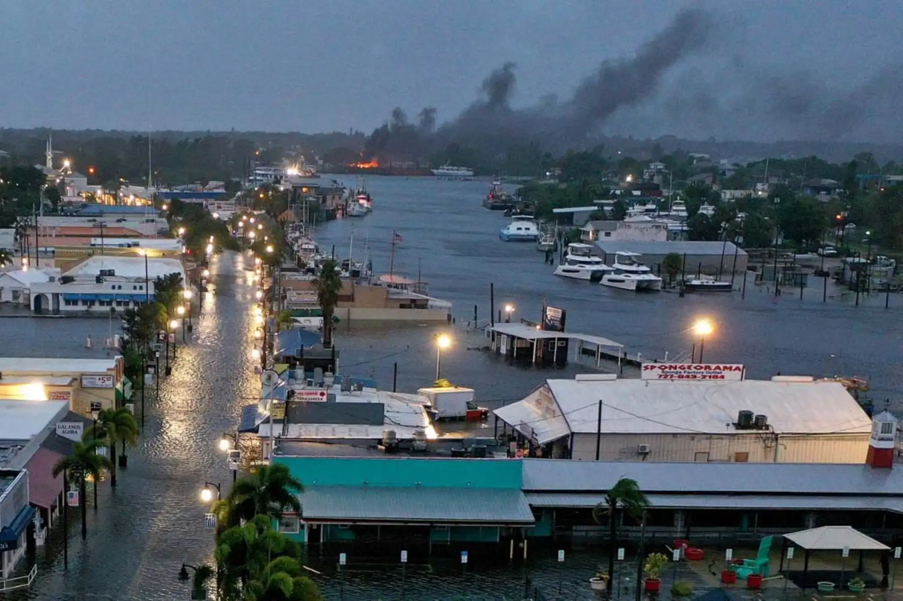 Incendio mientras las aguas inundan el centro de la ciudad después de que el huracán Idalia pasó frente a la costa en Tarpon Springs, Florida. Foto: AFP