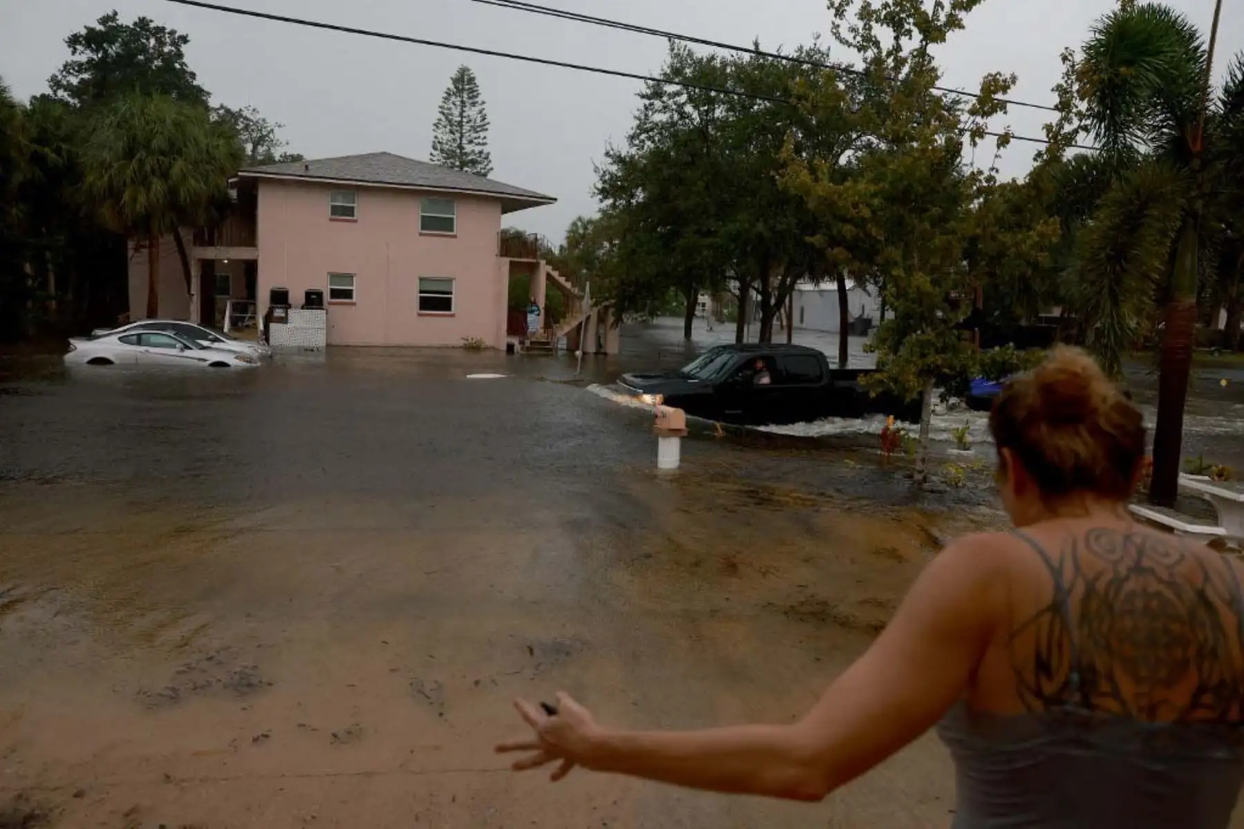 Un camión pasa por calles inundadas causadas por el paso del huracán Idalia frente a la costa  en Tarpon Springs, Florida. El huracán Idalia está azotando el área de Big Bend en Florida. Foto: AFP
