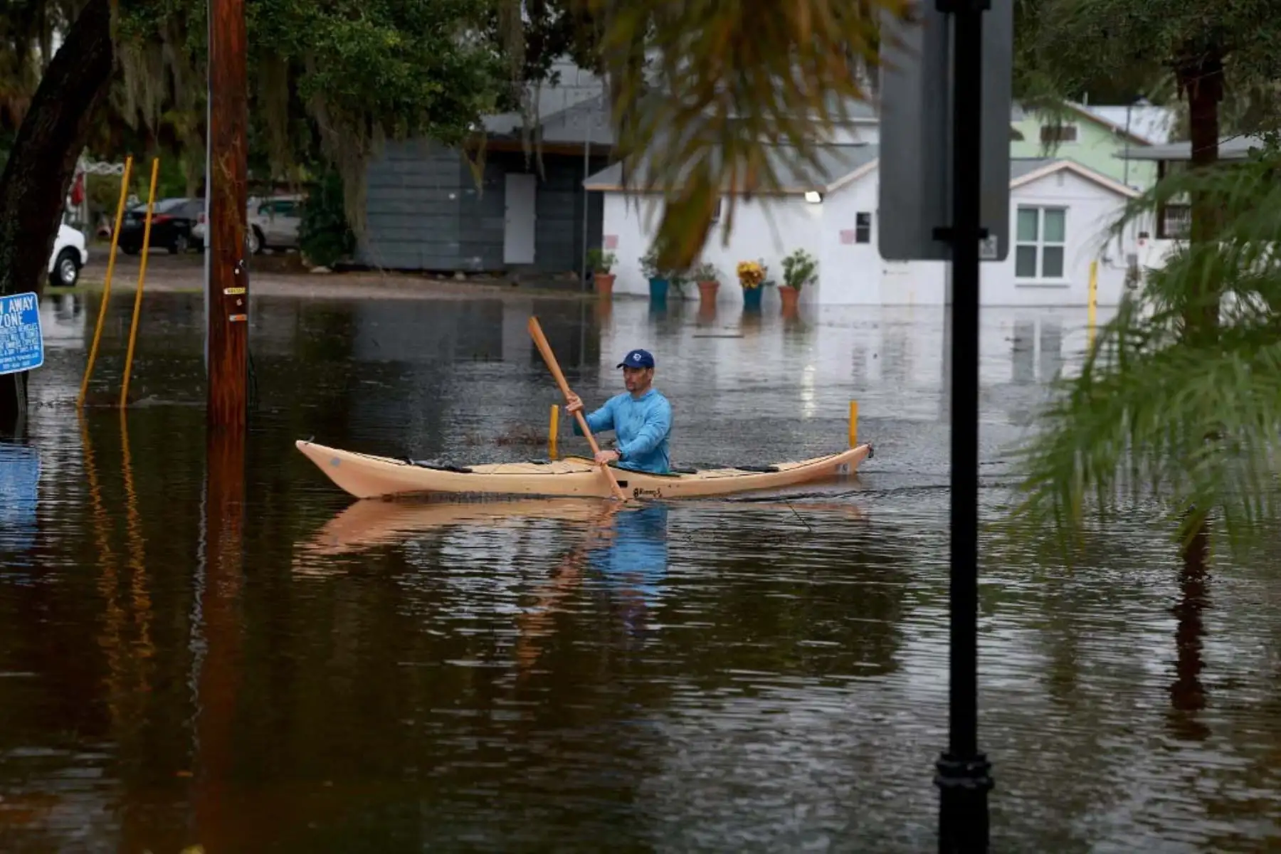 Calles inundadas causadas por el paso del huracán Idalia frente a la costa  en Tarpon Springs, Florida. El huracán Idalia está azotando el área de Big Bend en Florida. Foto: AFP