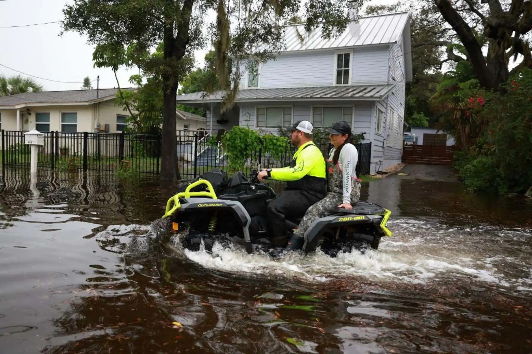 Calles inundadas causadas por el paso del huracán Idalia frente a la costa  en Tarpon Springs, Florida. El huracán Idalia está azotando el área de Big Bend en Florida. Foto: AFP