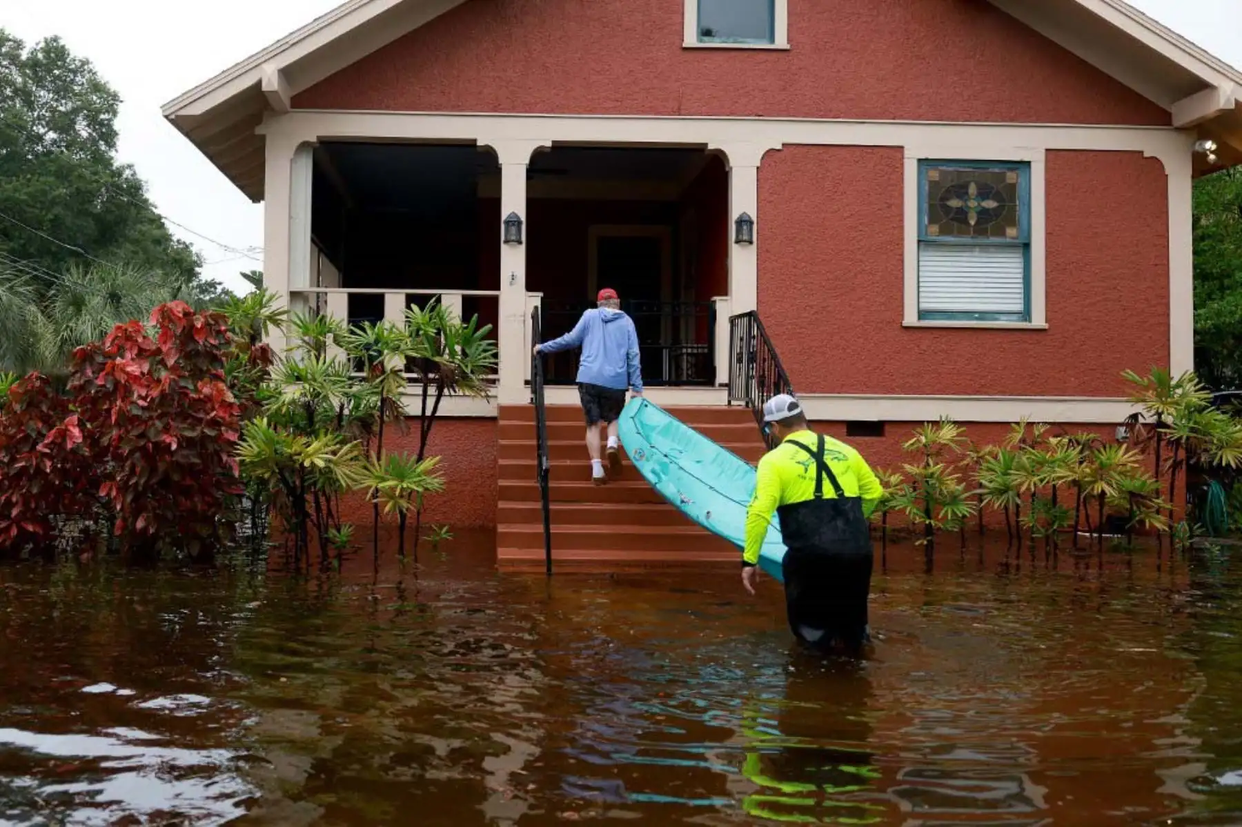 Calles inundadas causadas por el paso del huracán Idalia frente a la costa  en Tarpon Springs, Florida. El huracán Idalia está azotando el área de Big Bend en Florida. Foto: AFP