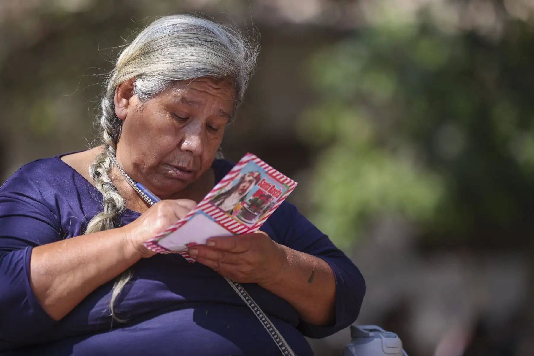 Una mujer escribe a mano la carta con sus pedidos que posteriormente será depositada en el pozo de agua.

Foto: ANDINA/Juan Carlos Guzmán Negrini