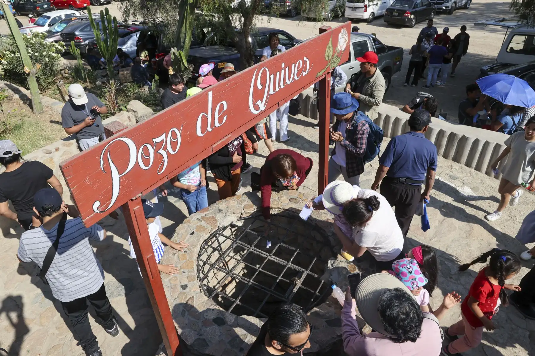 Los devotos dejan sus cartas con pedidos para la santa patrona en el tradicional pozo de agua

Foto: ANDINA/Juan Carlos Guzmán Negrini