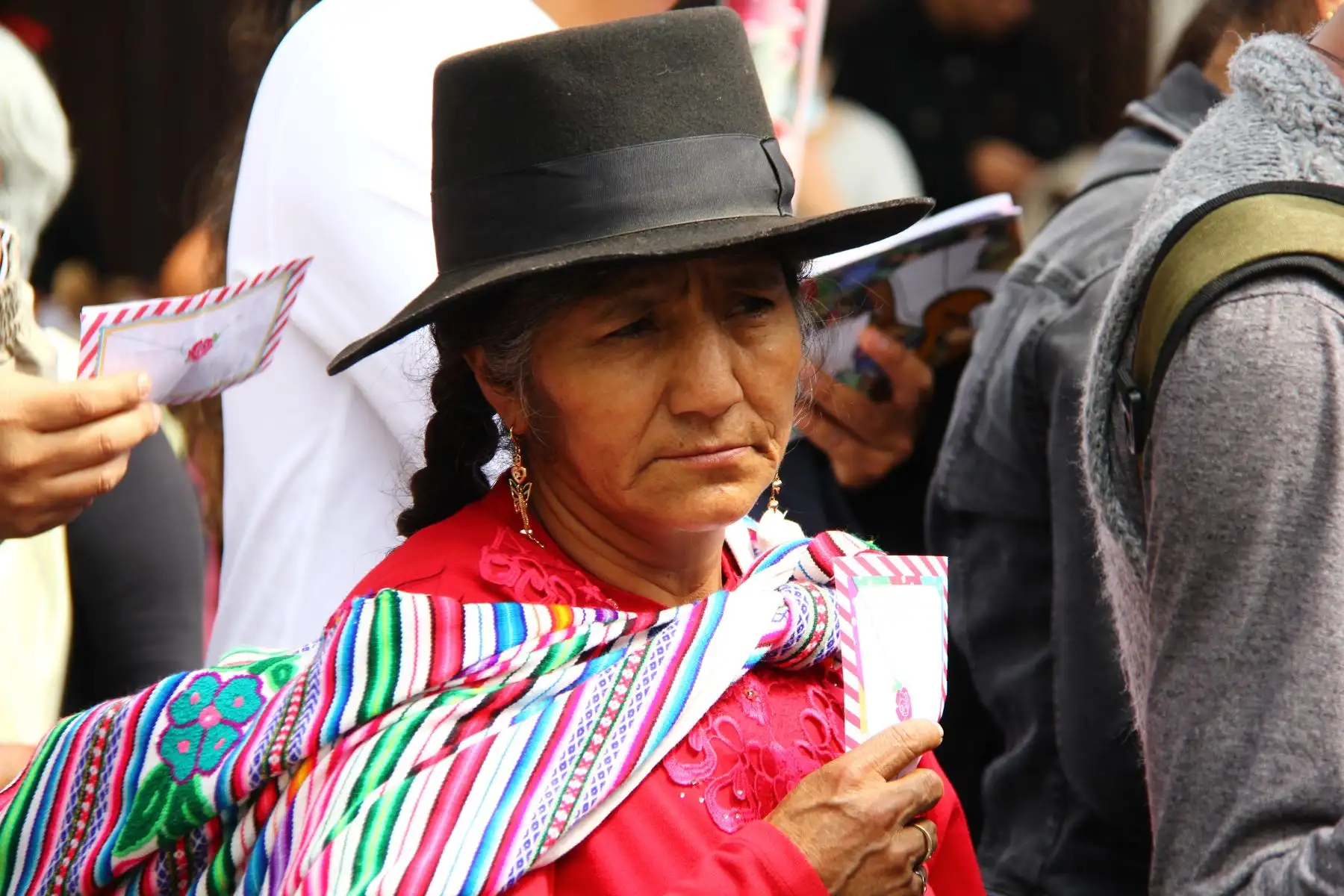 Desde las 06:00 horas de hoy miércoles 30 de agosto, cientos de fieles comenzaron a ingresar al santuario Santa Rosa de Lima, en el cruce de la avenida Tacna y jirón Conde de Superunda, para depositar sus cartas en el tradicional pozo de los deseos y rendir homenaje a la venerable limeña. Foto: ANDINA/Daniel Bracamonte