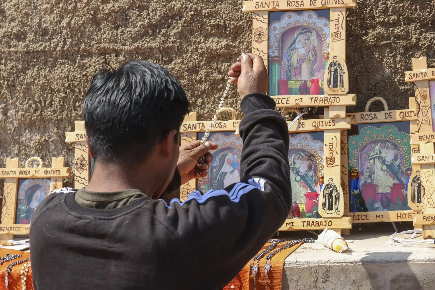 Un hombre con un rosario en las manos se detiene frente a las imágenes de Santa Rosa de Lima en el día de su aniversario.

Foto: ANDINA/Juan Carlos Guzmán Negrini