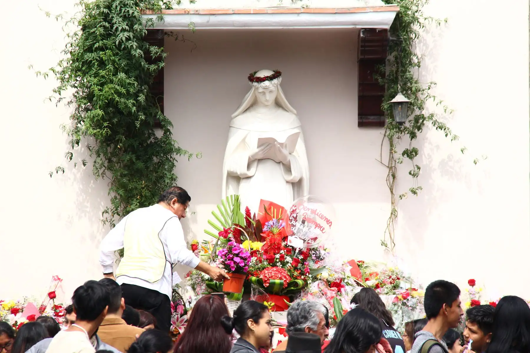 Desde las 06:00 horas de hoy miércoles 30 de agosto, cientos de fieles comenzaron a ingresar al santuario Santa Rosa de Lima, en el cruce de la avenida Tacna y jirón Conde de Superunda, para depositar sus cartas en el tradicional pozo de los deseos y rendir homenaje a la venerable limeña. Foto: ANDINA/Daniel Bracamonte