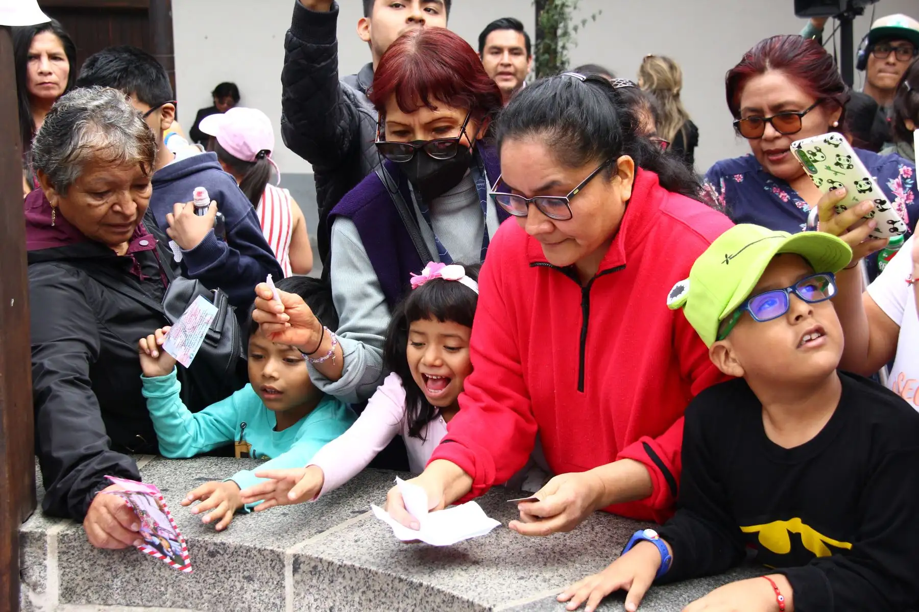 Desde las 06:00 horas de hoy miércoles 30 de agosto, cientos de fieles comenzaron a ingresar al santuario Santa Rosa de Lima, en el cruce de la avenida Tacna y jirón Conde de Superunda, para depositar sus cartas en el tradicional pozo de los deseos y rendir homenaje a la venerable limeña. Foto: ANDINA/Daniel Bracamonte