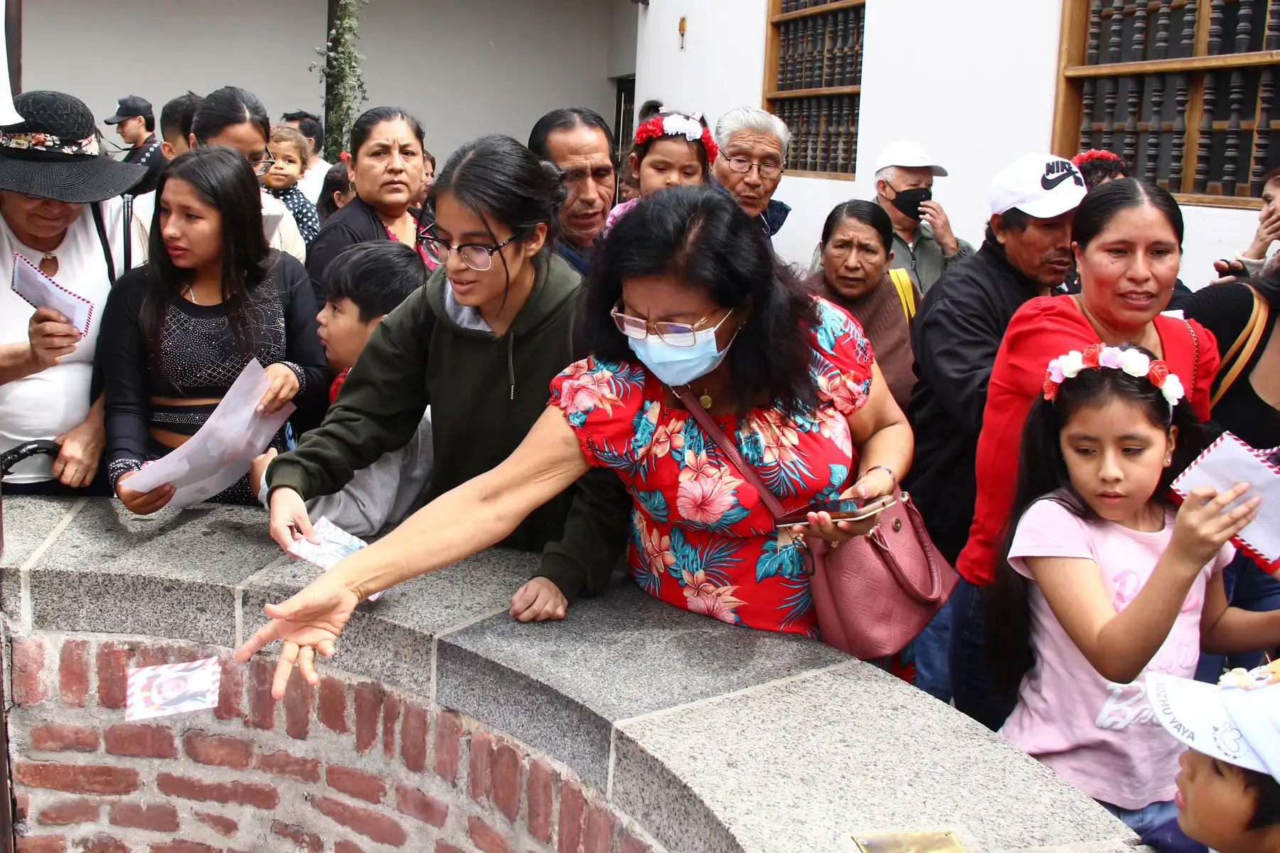 Numerosos devotos acuden al santuario Santa Rosa de Lima para participar de las diversas celebraciones por el día de la Patrona de las Américas y las Islas Filipinas, y dejar, como es tradición, sus cartas en el denominado pozo de los deseos. Foto: ANDINA/Daniel Bracamonte
