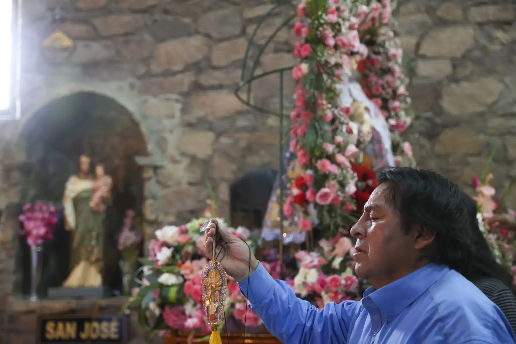 Devoto de Santa Rosa de Lima reza con devoción con una estampita en la mano durante las celebraciones por su día.

Foto: ANDINA/Juan Carlos Guzmán Negrini
