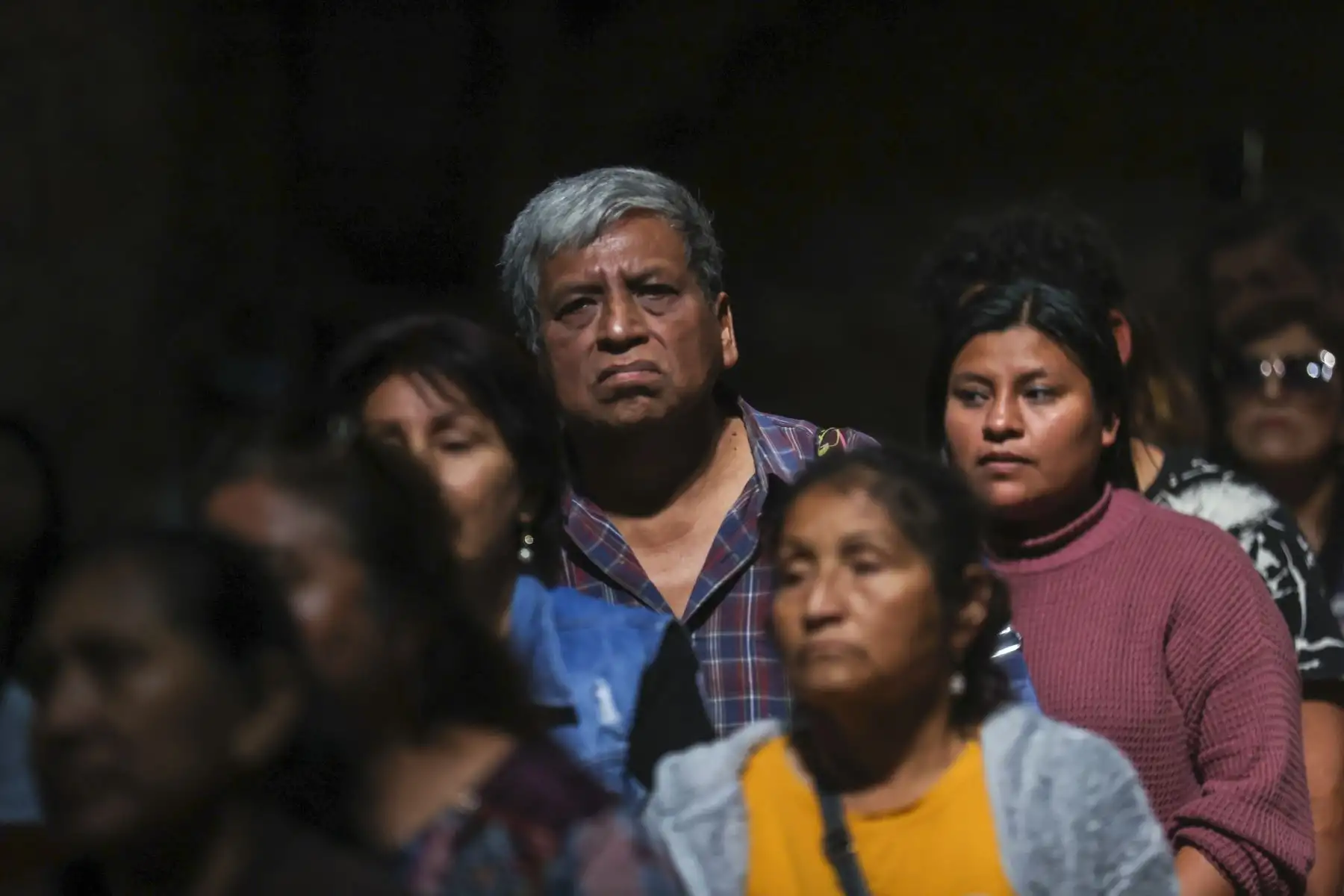 Fieles de Santa Rosa hacen fila para poder acercarse a su imagen y orar por algunos minutos.

Foto: ANDINA/Juan Carlos Guzmán Negrini