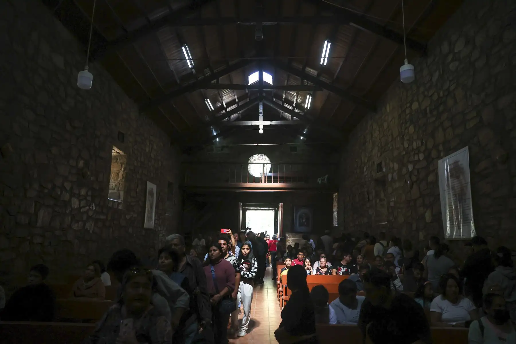 Los fieles de Santa Rosa se reúnen para venerar y lanzar sus plegarias y compartir en familia.

Foto: ANDINA/Juan Carlos Guzmán Negrini