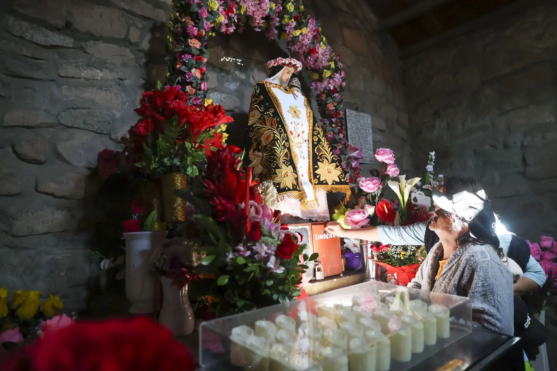 Miles de personas acuden a Santa Rosa de Quives, lugar donde vivió Isabel Flores de Oliva más conocida como Santa Rosa de Lima y acuden a la Ermita donde dejan sus plegarias.

Foto: ANDINA/Juan Carlos Guzmán Negrini