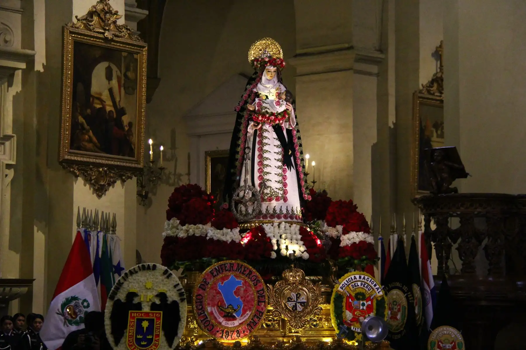Desde la Basílica Catedral de Lima se realizó la misa central en homenaje a Santa Rosa de Lima, con la participación de importantes autoridades políticas y eclesiásticas. Foto: ANDINA/Daniel Bracamonte