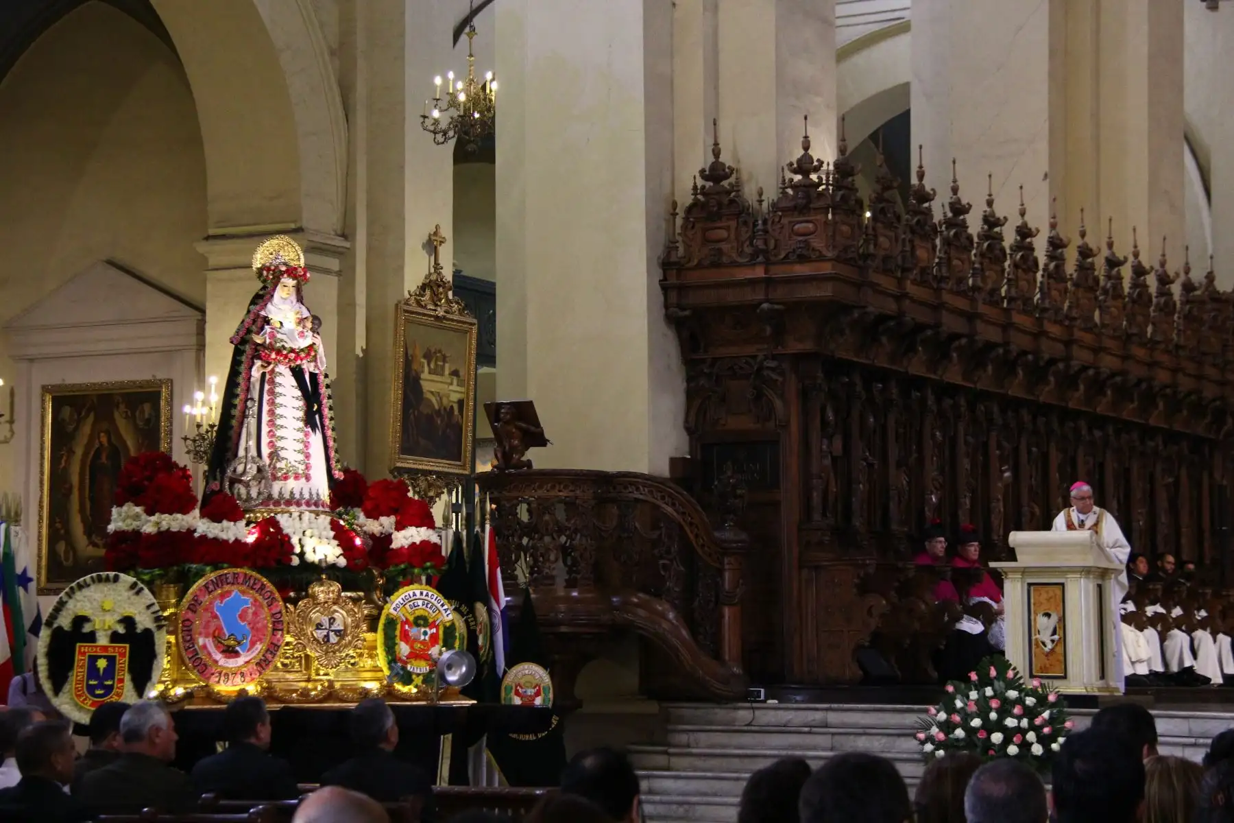 Desde la Basílica Catedral de Lima se realizó la misa central en homenaje a Santa Rosa de Lima, con la participación de importantes autoridades políticas y eclesiásticas. Foto: ANDINA/Daniel Bracamonte