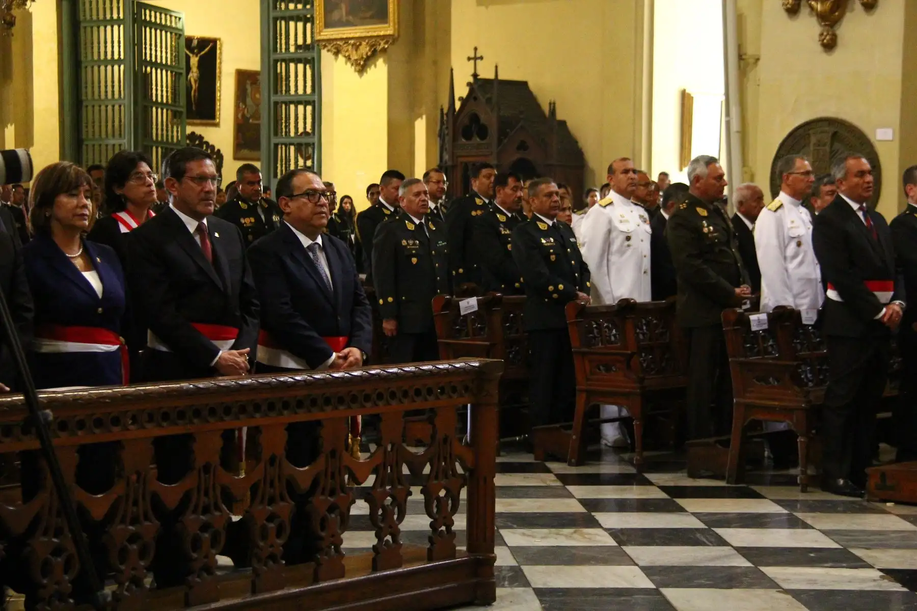El presidente del Consejo de Ministros, Alberto Otárola, junto a miembros de su Gabinete Ministerial, participó en la misa central en homenaje a Santa Rosa de Lima, desde la Basílica Catedral de Lima. Foto: ANDINA/Daniel Bracamonte