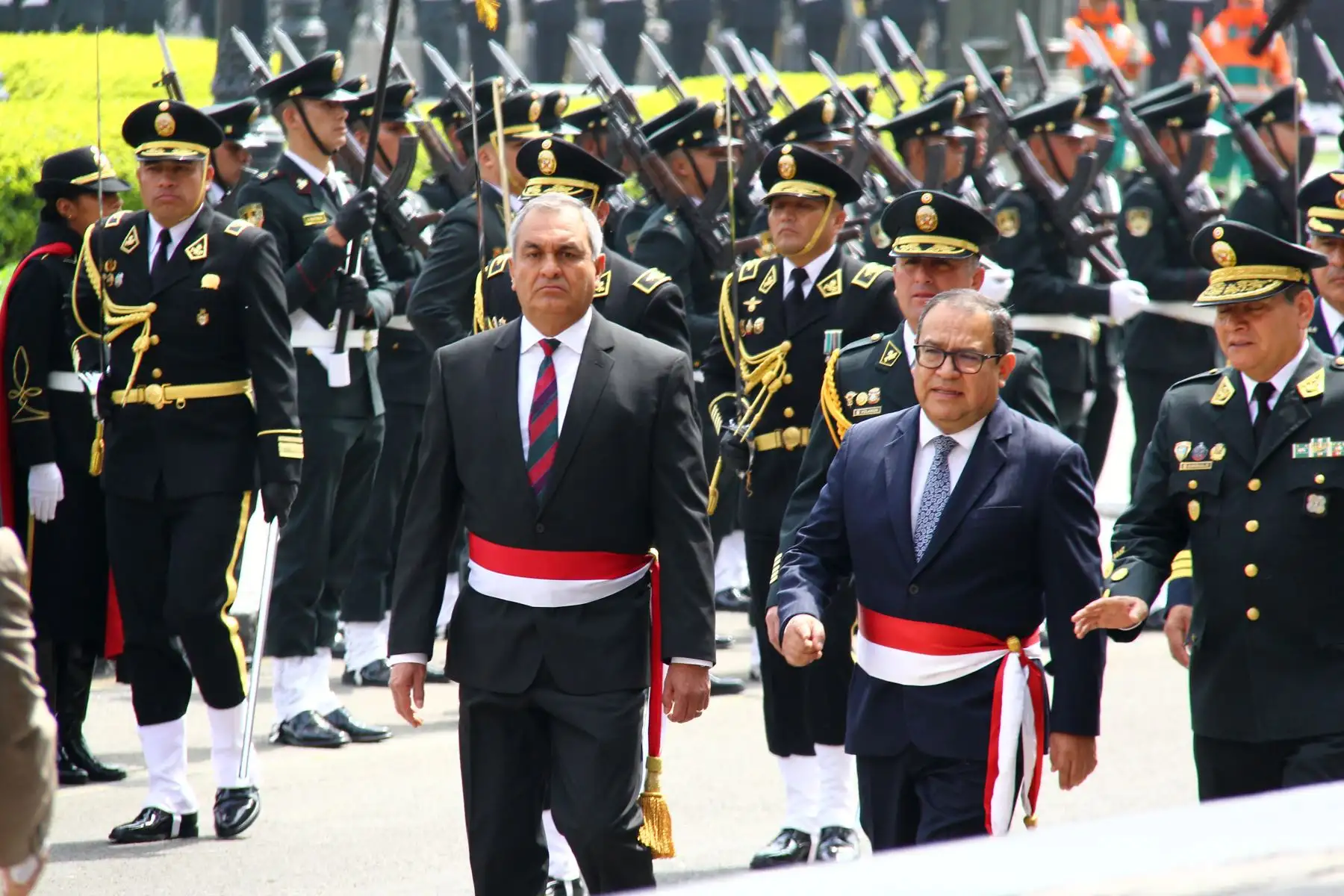 El presidente del Consejo de Ministros, Alberto Otárola, y el ministro del Interior, Vicente Romero, ingresan a la Basílica Catedral de Lima, donde se realiza la misa central en homenaje a Santa Rosa de Lima. Foto: ANDINA/Daniel Bracamonte