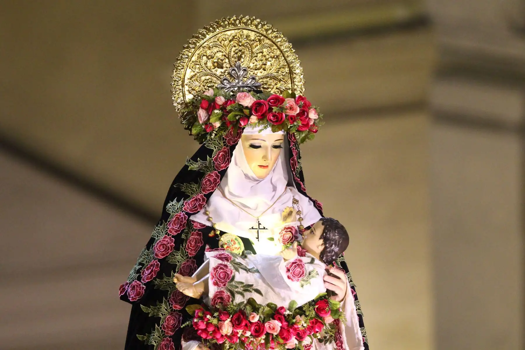 Desde la Basílica Catedral de Lima se realizó la misa central en homenaje a Santa Rosa de Lima, con la participación de importantes autoridades políticas y eclesiásticas. Foto: ANDINA/Daniel Bracamonte