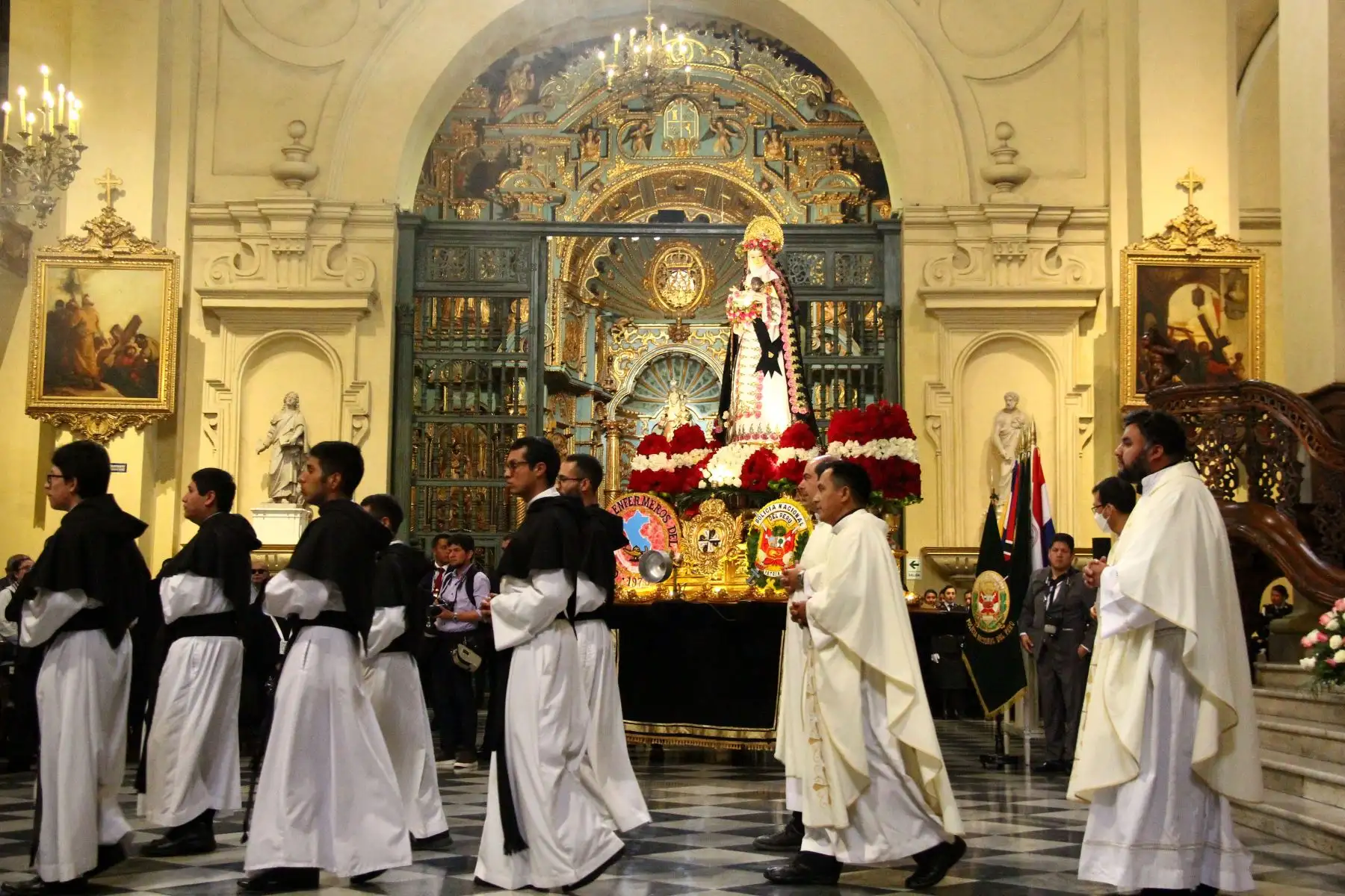 Desde la Basílica Catedral de Lima se realizó la misa central en homenaje a Santa Rosa de Lima, con la participación de importantes autoridades políticas y eclesiásticas. Foto: ANDINA/Daniel Bracamonte