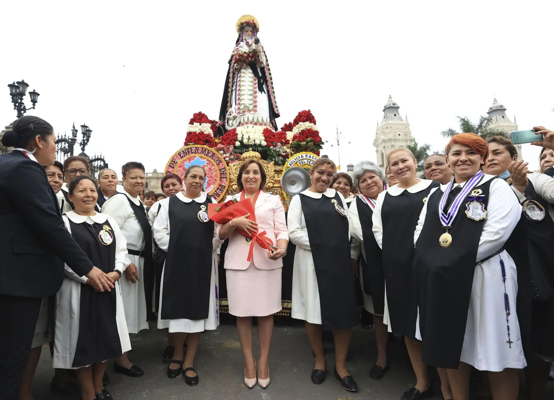 La presidenta Dina Boluarte participa en el homenaje en honor a Santa Rosa de Lima, en el frontis de Palacio de Gobierno. Foto:Prensa Presidencia