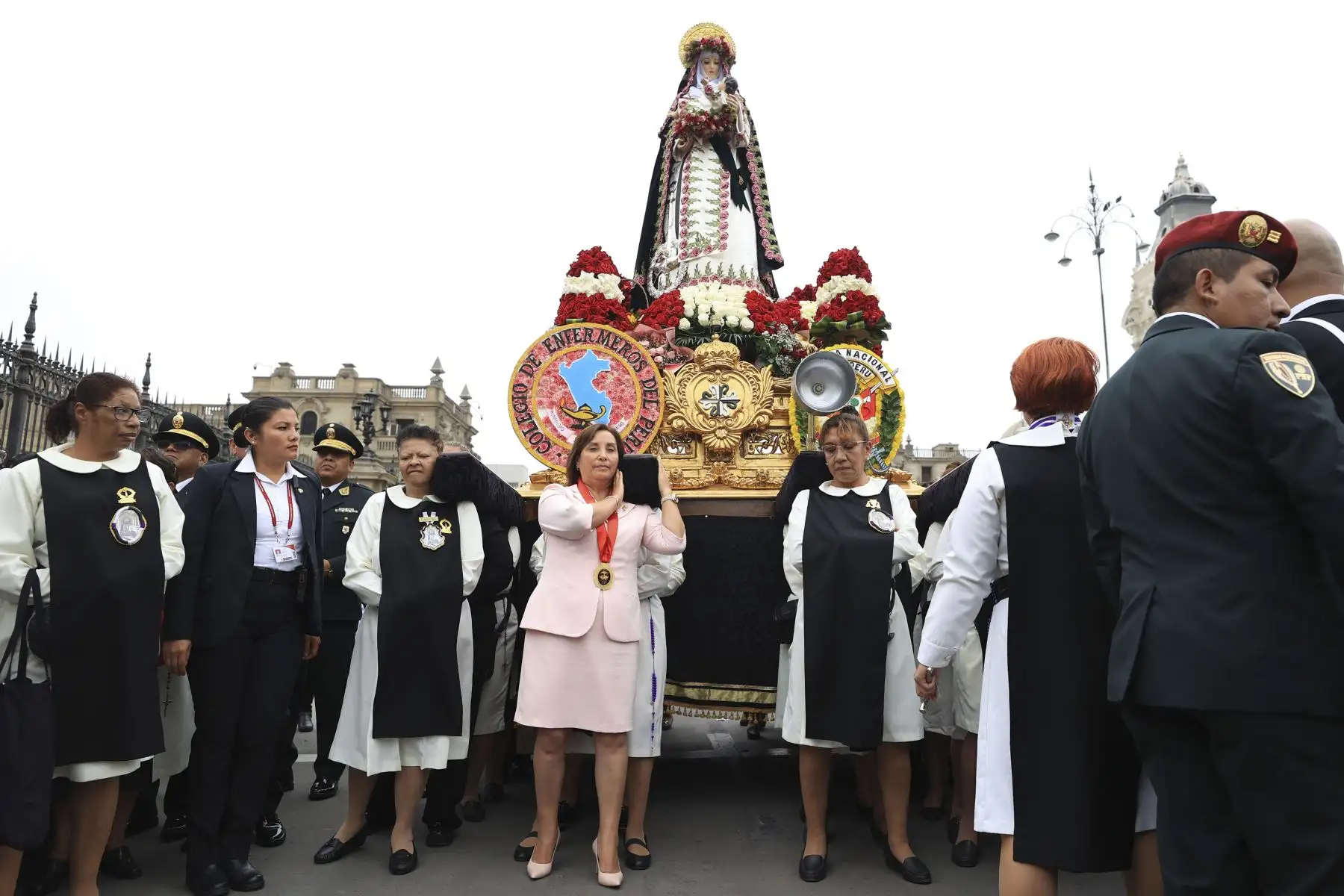 La presidenta Dina Boluarte participa en el homenaje en honor a Santa Rosa de Lima, en el frontis de Palacio de Gobierno. Foto:Prensa Presidencia