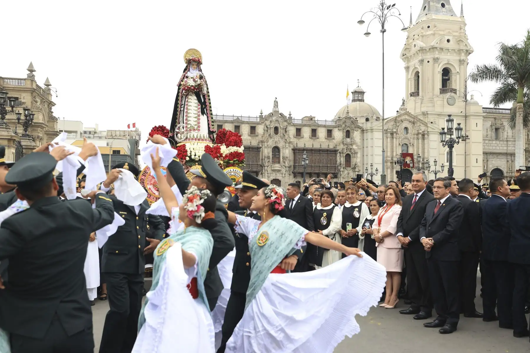 La presidenta Dina Boluarte participa en el homenaje en honor a Santa Rosa de Lima, en el frontis de Palacio de Gobierno. Foto:Prensa Presidencia