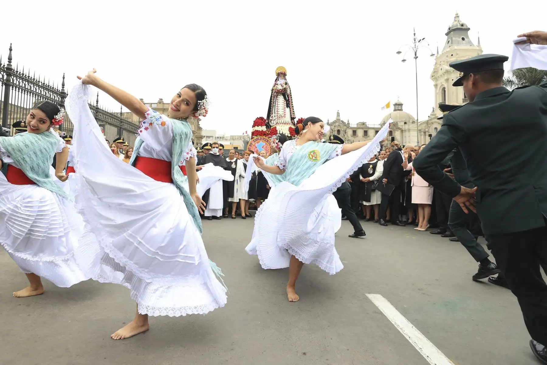 La presidenta Dina Boluarte participa en el homenaje en honor a Santa Rosa de Lima, en el frontis de Palacio de Gobierno. Foto:Prensa Presidencia