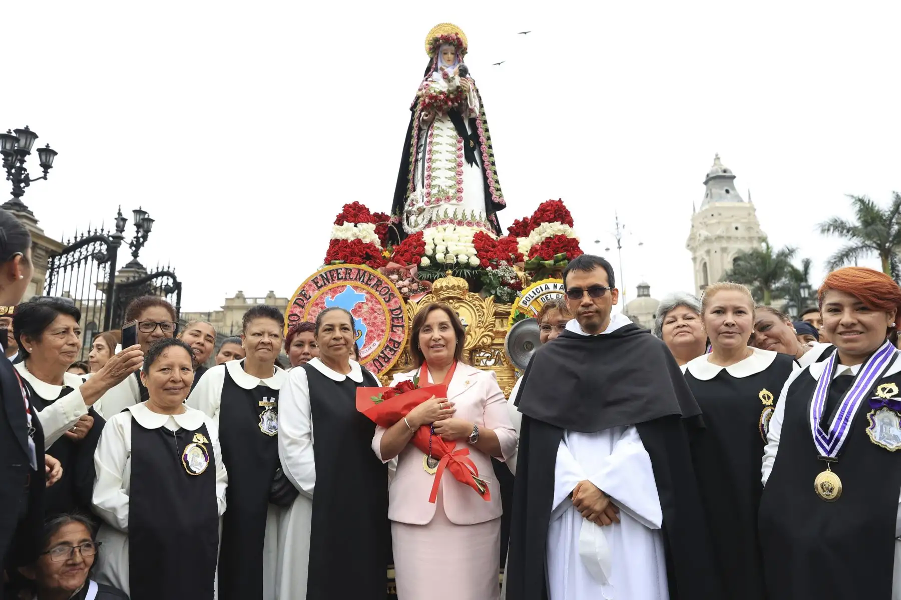 La presidenta Dina Boluarte participa en el homenaje en honor a Santa Rosa de Lima, en el frontis de Palacio de Gobierno. Foto:Prensa Presidencia